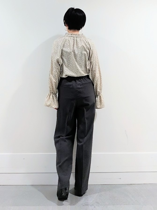 ミズタさんの「UNTITLED｜【洗える/セットアップ可】ランダムドットブラウス」を使ったコーディネート