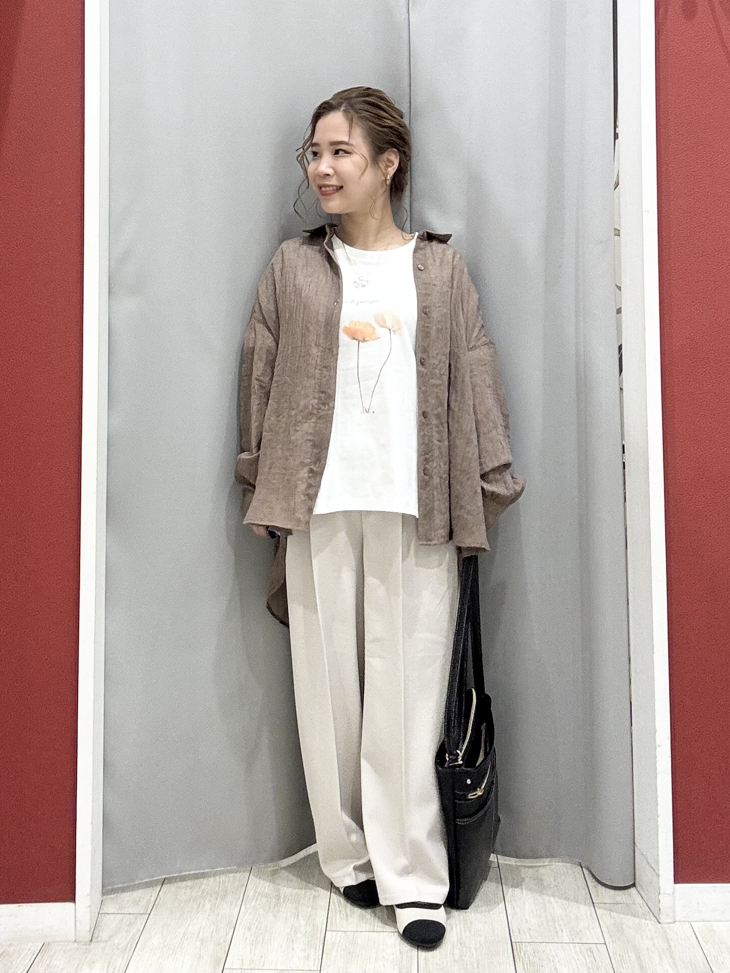 shioさんの「SHOO･LA･RUE｜【体型カバー】ふんわり質感 やわらかこなれシアーシャツ」を使ったコーディネート