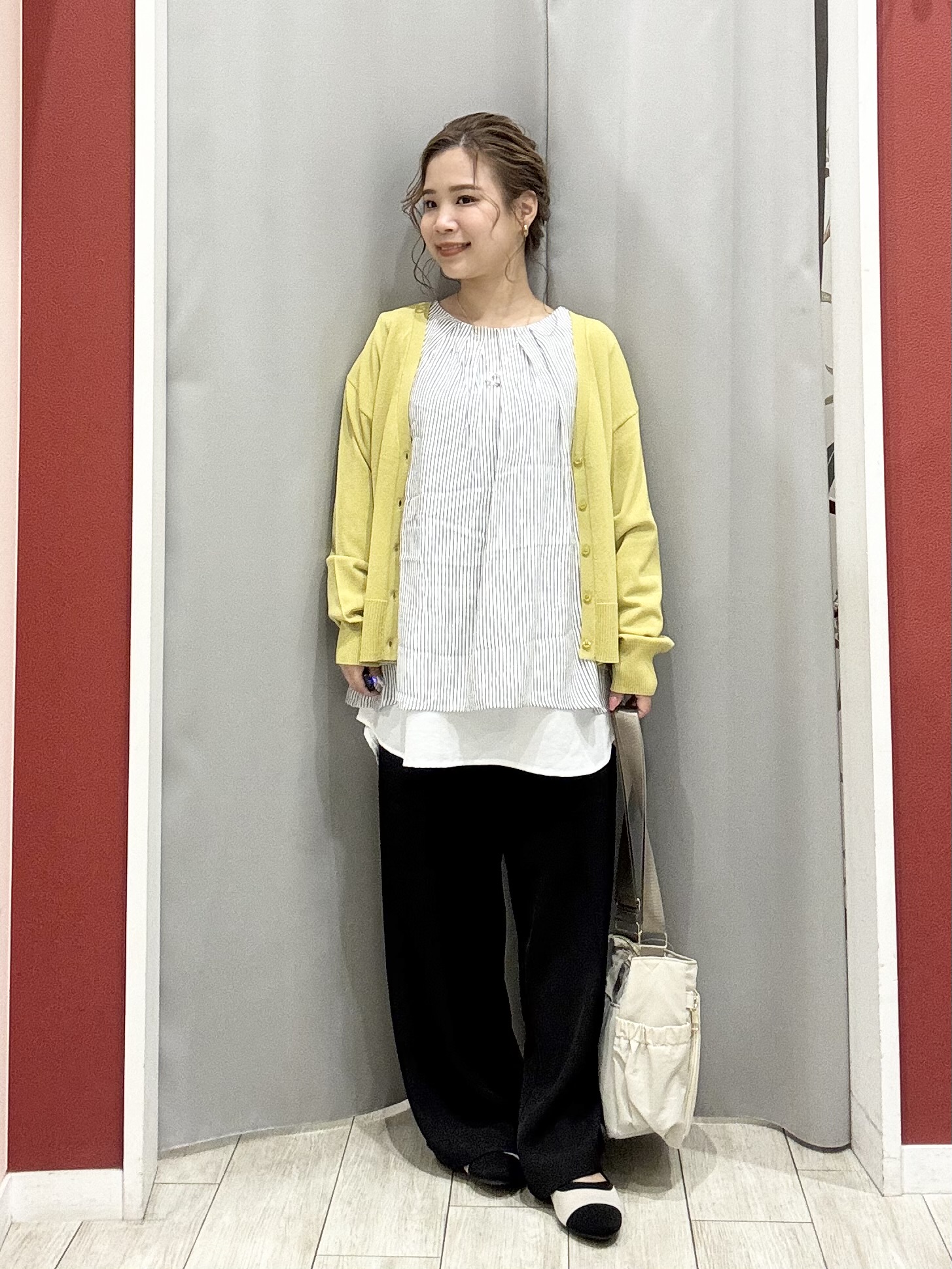 shioさんの「SHOO･LA･RUE｜【洗濯機可/ひんやり/UV】さらっとしたタッチが心地よい ショート丈 Vネックカーディガン」を使ったコーディネート