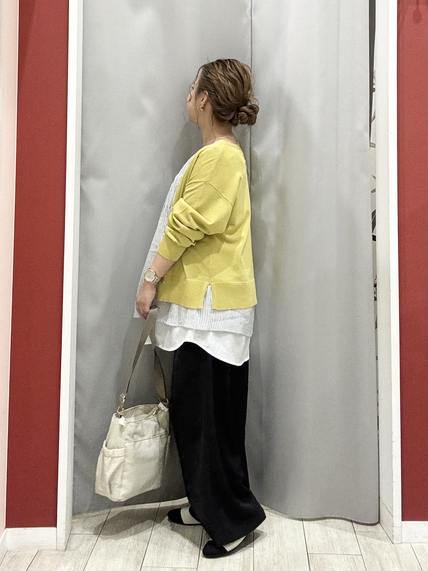 shioさんの「SHOO･LA･RUE｜【洗濯機可/ひんやり/UV】さらっとしたタッチが心地よい ショート丈 Vネックカーディガン」を使ったコーディネート