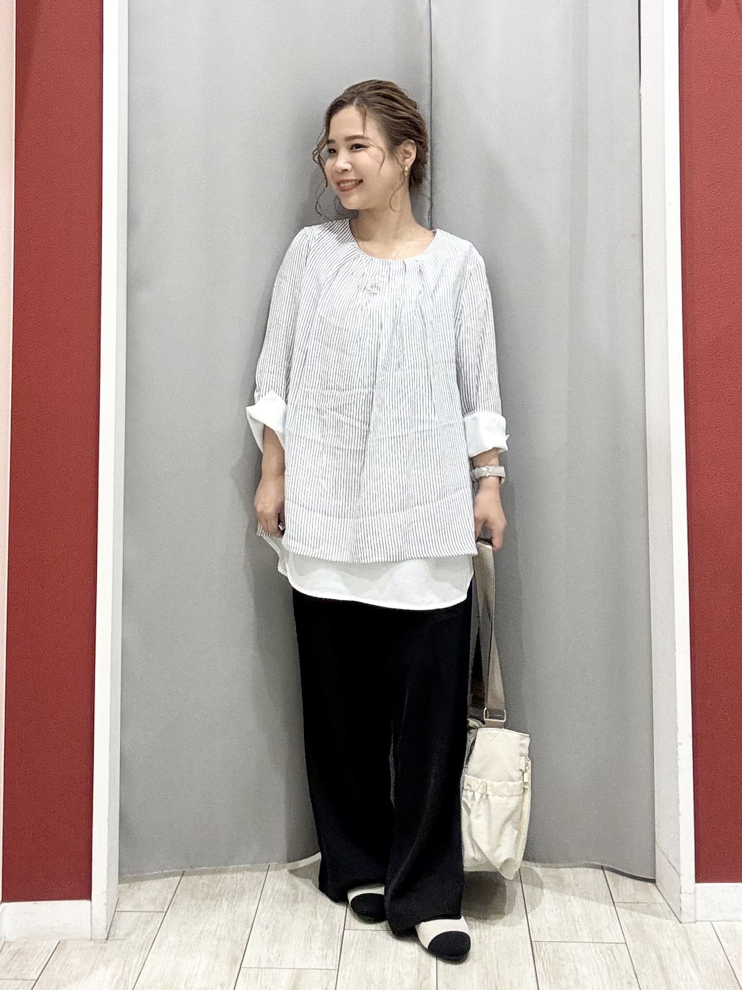 shioさんの「SHOO･LA･RUE｜【洗濯機可/ひんやり/UV】さらっとしたタッチが心地よい ショート丈 Vネックカーディガン」を使ったコーディネート