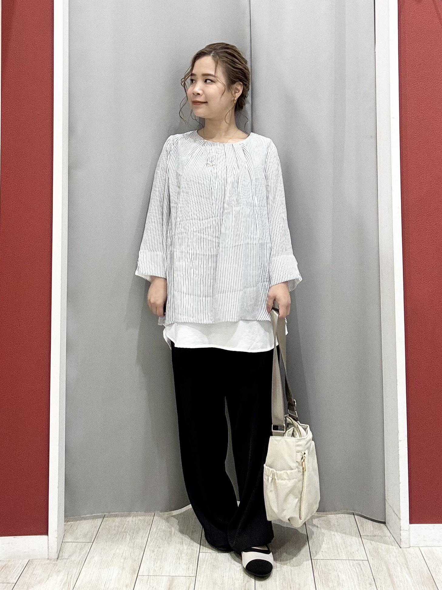 shioさんの「SHOO･LA･RUE｜【洗濯機可/ひんやり/UV】さらっとしたタッチが心地よい ショート丈 Vネックカーディガン」を使ったコーディネート