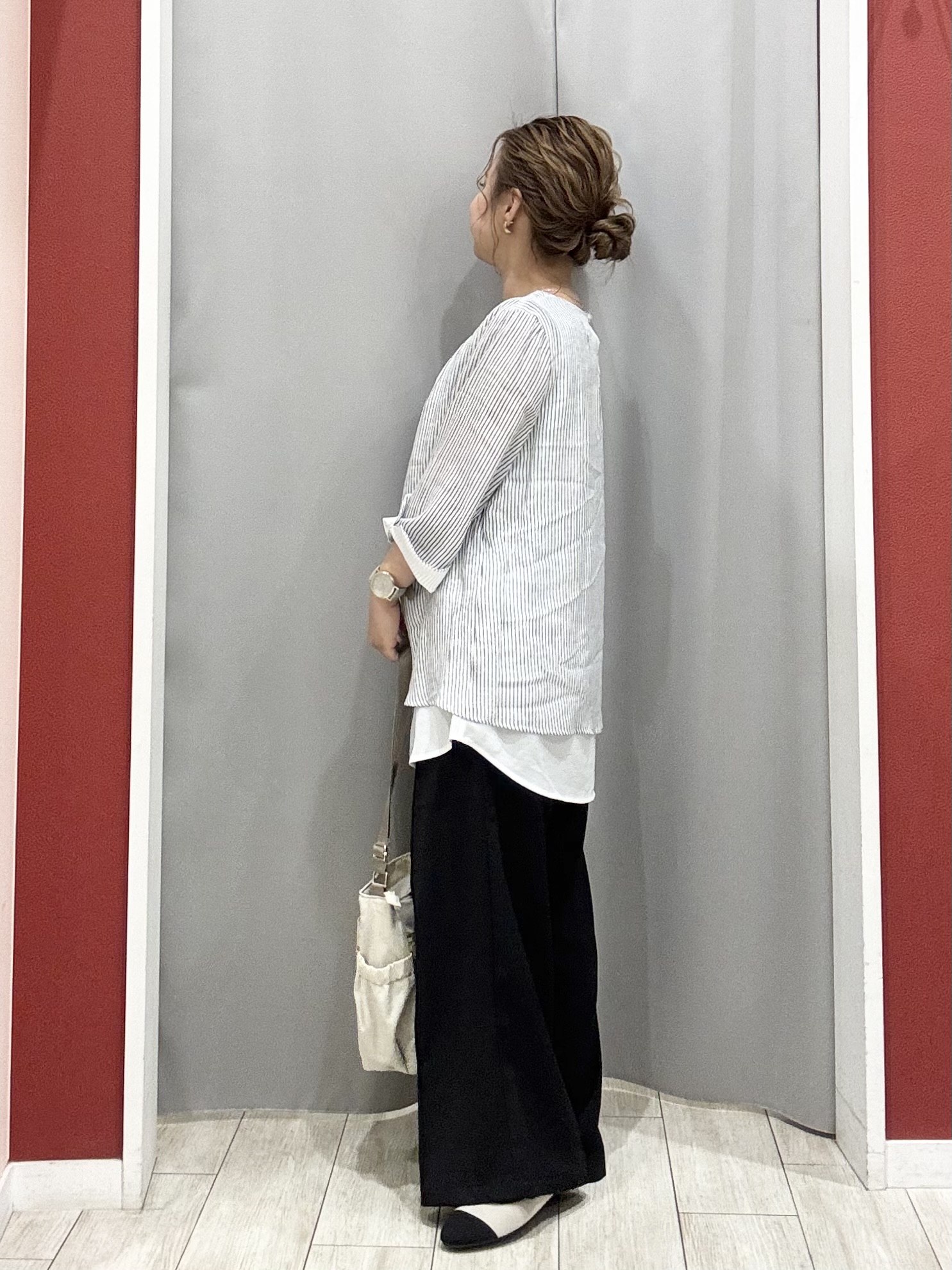 shioさんの「SHOO･LA･RUE｜【洗濯機可/ひんやり/UV】さらっとしたタッチが心地よい ショート丈 Vネックカーディガン」を使ったコーディネート