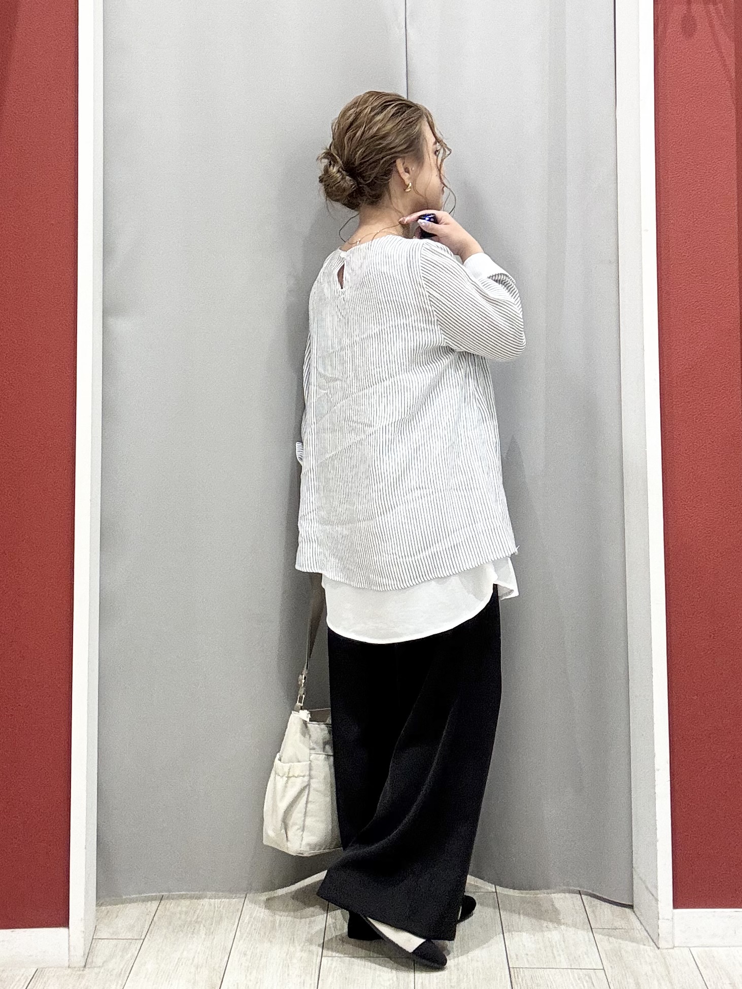 shioさんの「SHOO･LA･RUE｜【洗濯機可/ひんやり/UV】さらっとしたタッチが心地よい ショート丈 Vネックカーディガン」を使ったコーディネート