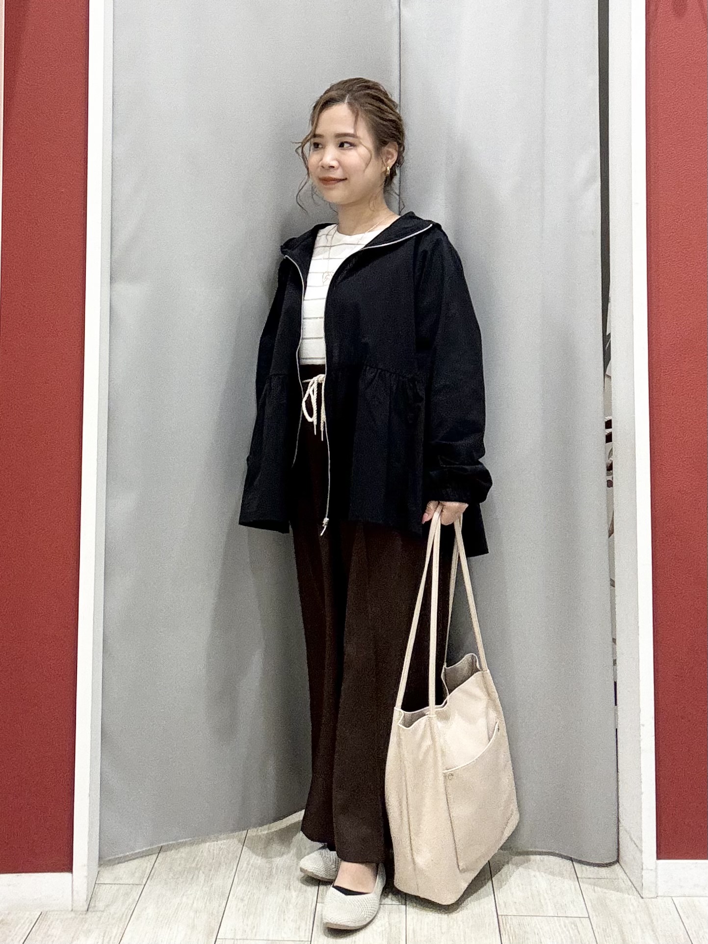 shioさんの「SHOO･LA･RUE｜【ひんやり/S-LL/体型カバー】ペプラムフリルとゴールドパーツが女性らしい UVパーカ」を使ったコーディネート