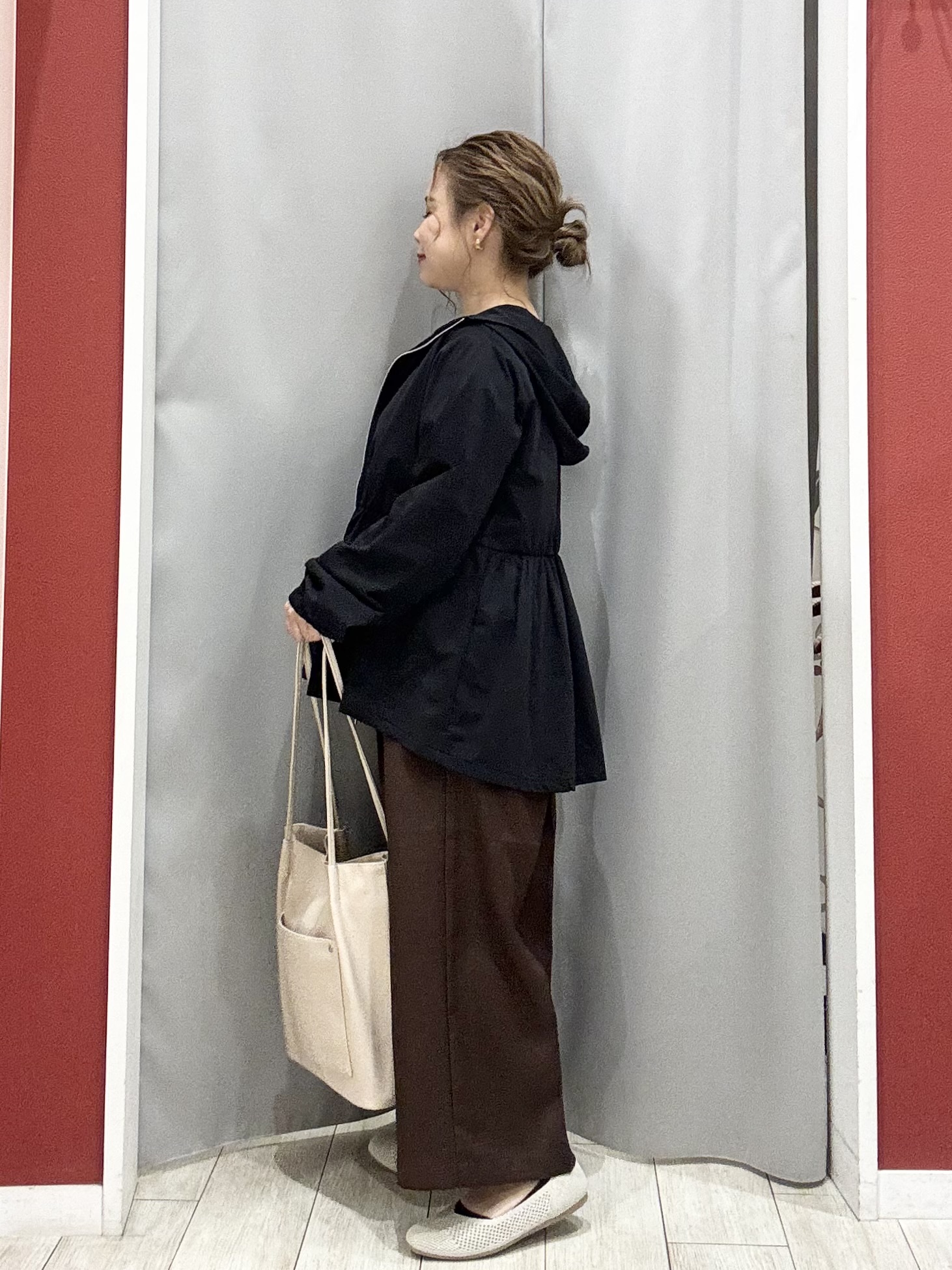shioさんの「SHOO･LA･RUE｜【ひんやり/S-LL/体型カバー】ペプラムフリルとゴールドパーツが女性らしい UVパーカ」を使ったコーディネート