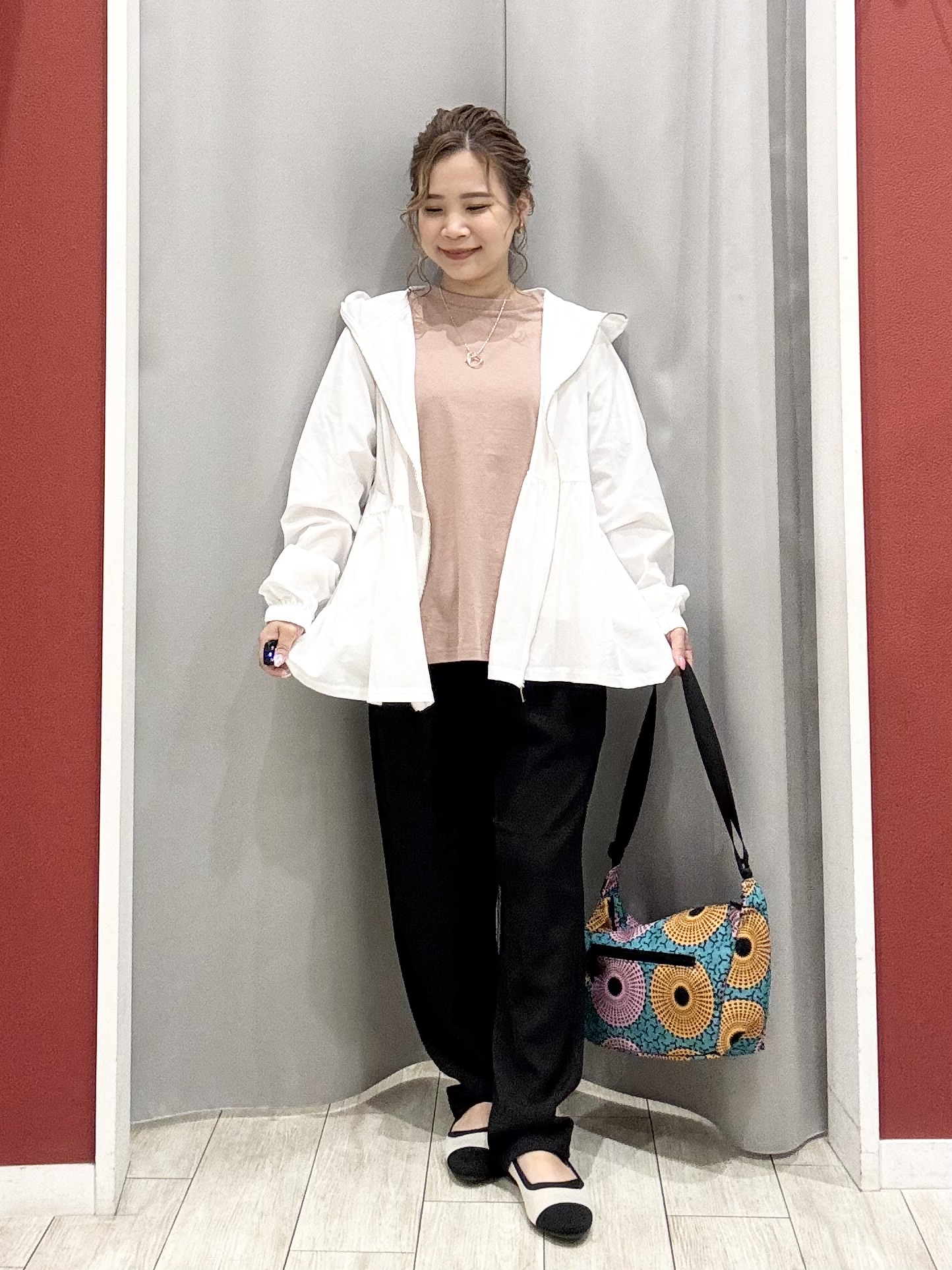 shioさんの「SHOO･LA･RUE｜【ひんやり/S-LL/体型カバー】ペプラムフリルとゴールドパーツが女性らしい UVパーカ」を使ったコーディネート