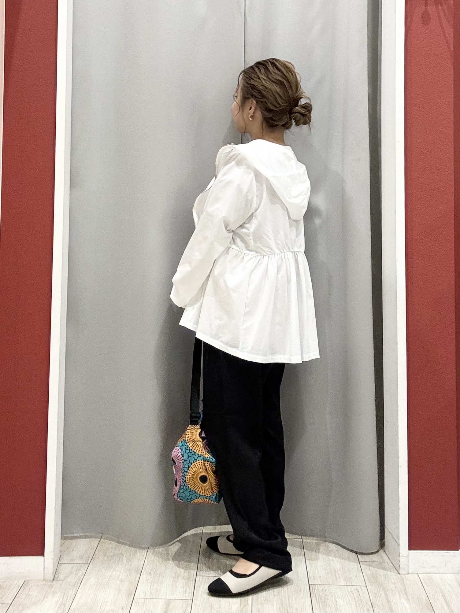 shioさんの「SHOO･LA･RUE｜【ひんやり/S-LL/体型カバー】ペプラムフリルとゴールドパーツが女性らしい UVパーカ」を使ったコーディネート