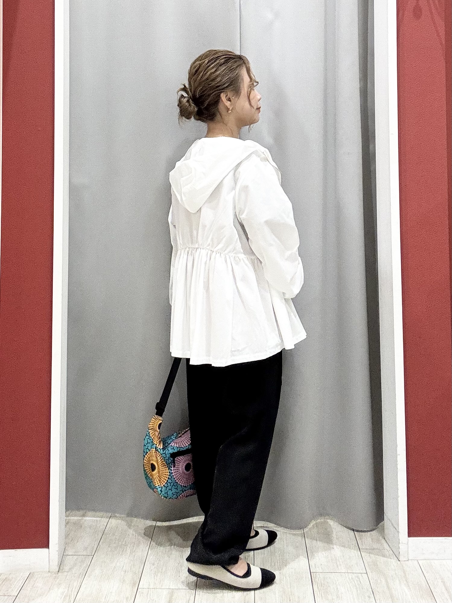 shioさんの「SHOO･LA･RUE｜【ひんやり/S-LL/体型カバー】ペプラムフリルとゴールドパーツが女性らしい UVパーカ」を使ったコーディネート