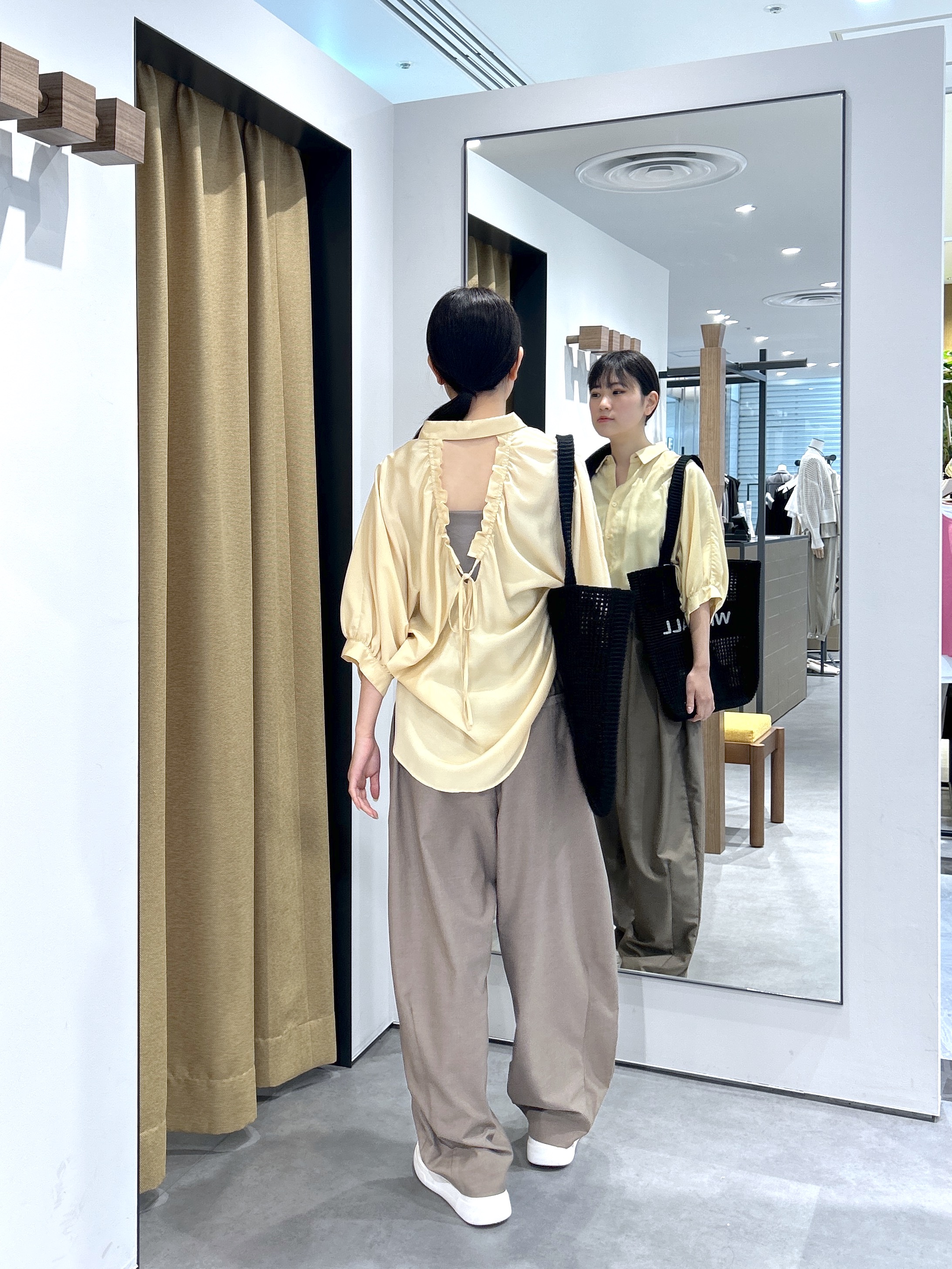 Renoさんの「INDIVI｜バックドロストブラウス」を使ったコーディネート
