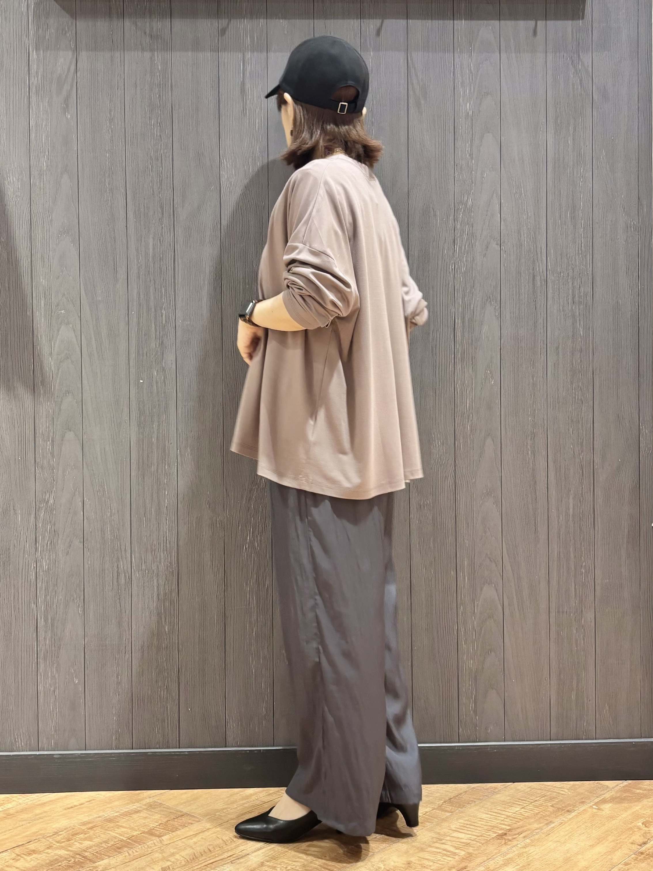 meiさんの「SHOO･LA･RUE｜【S-LL/UV】手の甲まで隠れる 指穴付き とろみVネックカーディガン」を使ったコーディネート