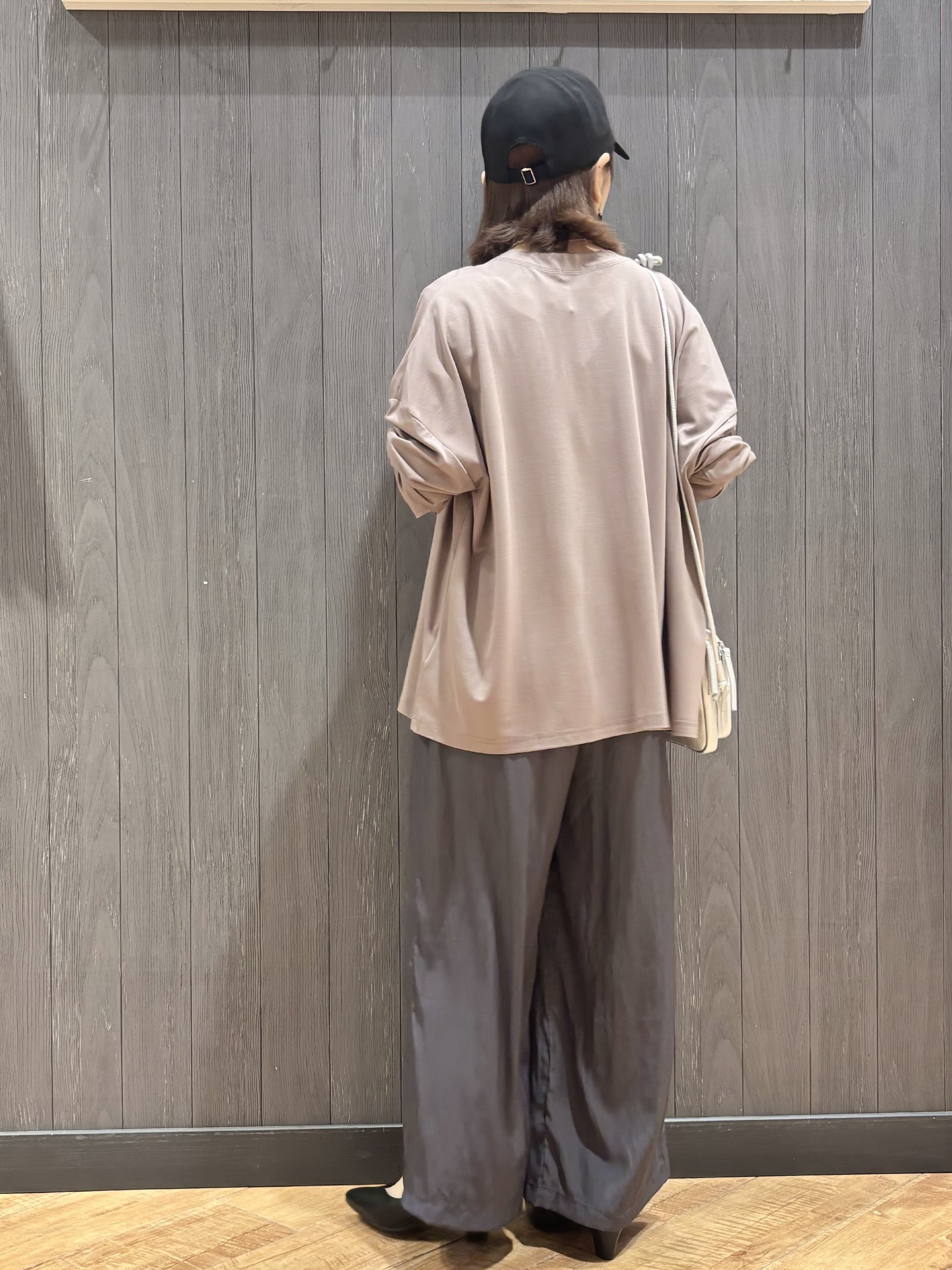 meiさんの「SHOO･LA･RUE｜【S-LL/UV】手の甲まで隠れる 指穴付き とろみVネックカーディガン」を使ったコーディネート