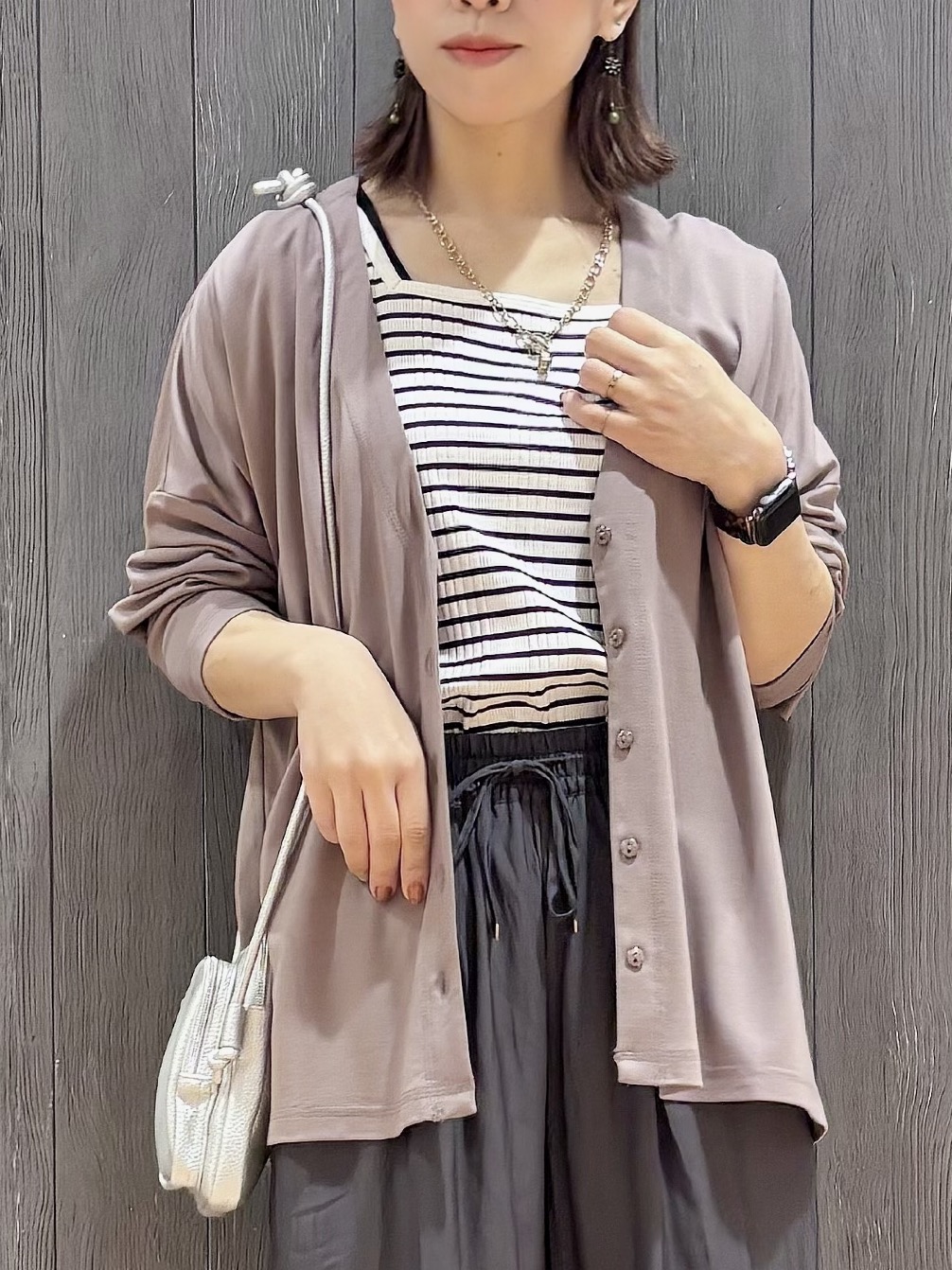 meiさんの「SHOO･LA･RUE｜【S-LL/UV】手の甲まで隠れる 指穴付き とろみVネックカーディガン」を使ったコーディネート