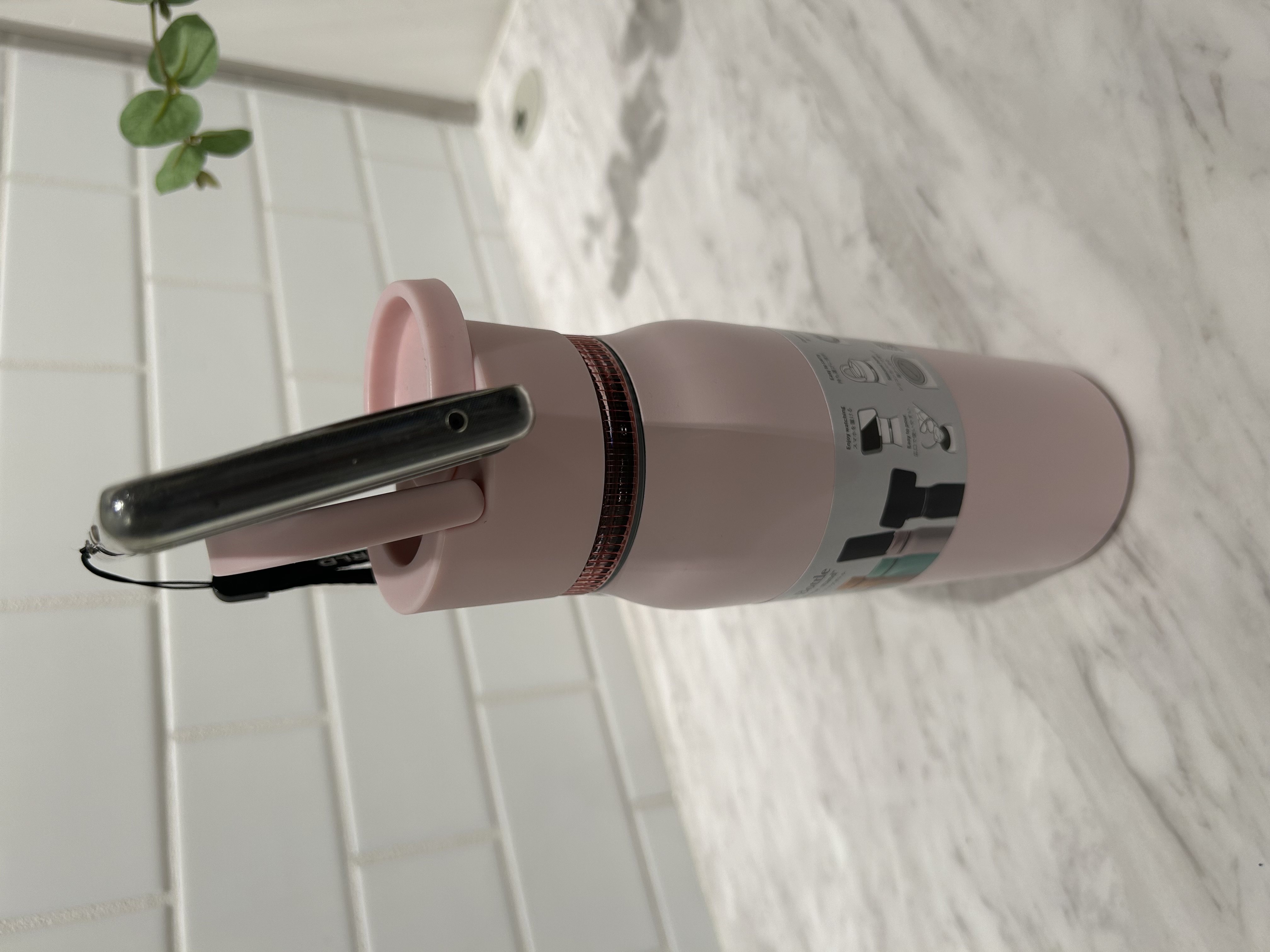 たかともさんの「212 KITCHEN STORE｜スマホスタンド付きステンレスボトル BL ＜KEVNHAUN ケヴンハウン＞」を使ったコーディネート