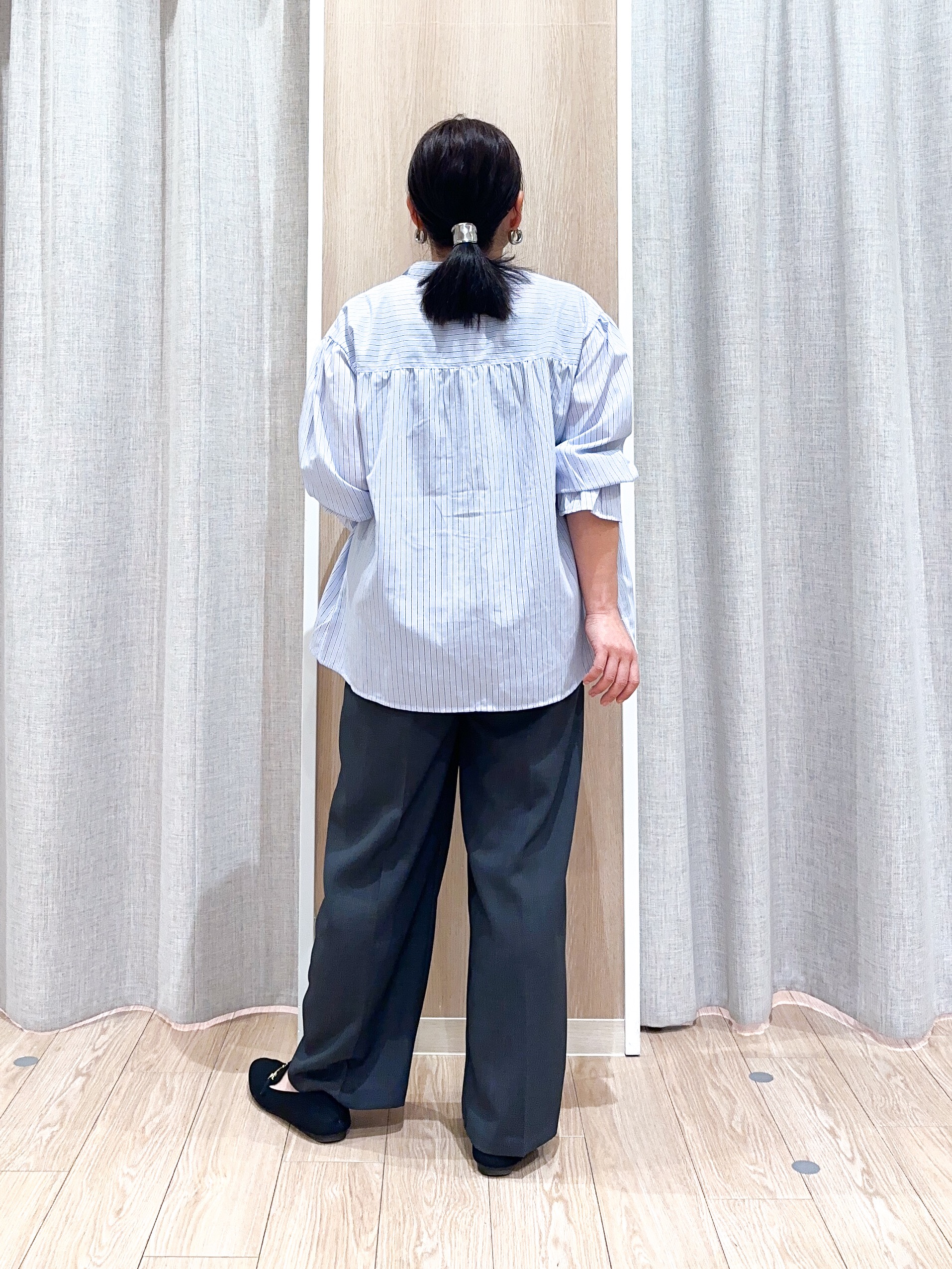 naoさんの「grove｜【貴島明日香さん着用／イージーケア／接触冷感】麻混スタンドギャザーシャツ」を使ったコーディネート