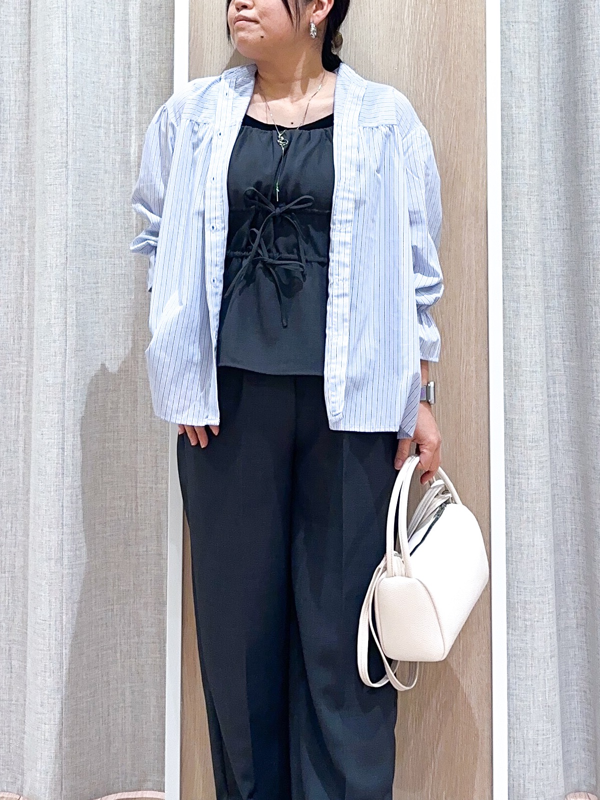naoさんの「grove｜【貴島明日香さん着用／イージーケア／接触冷感】麻混スタンドギャザーシャツ」を使ったコーディネート