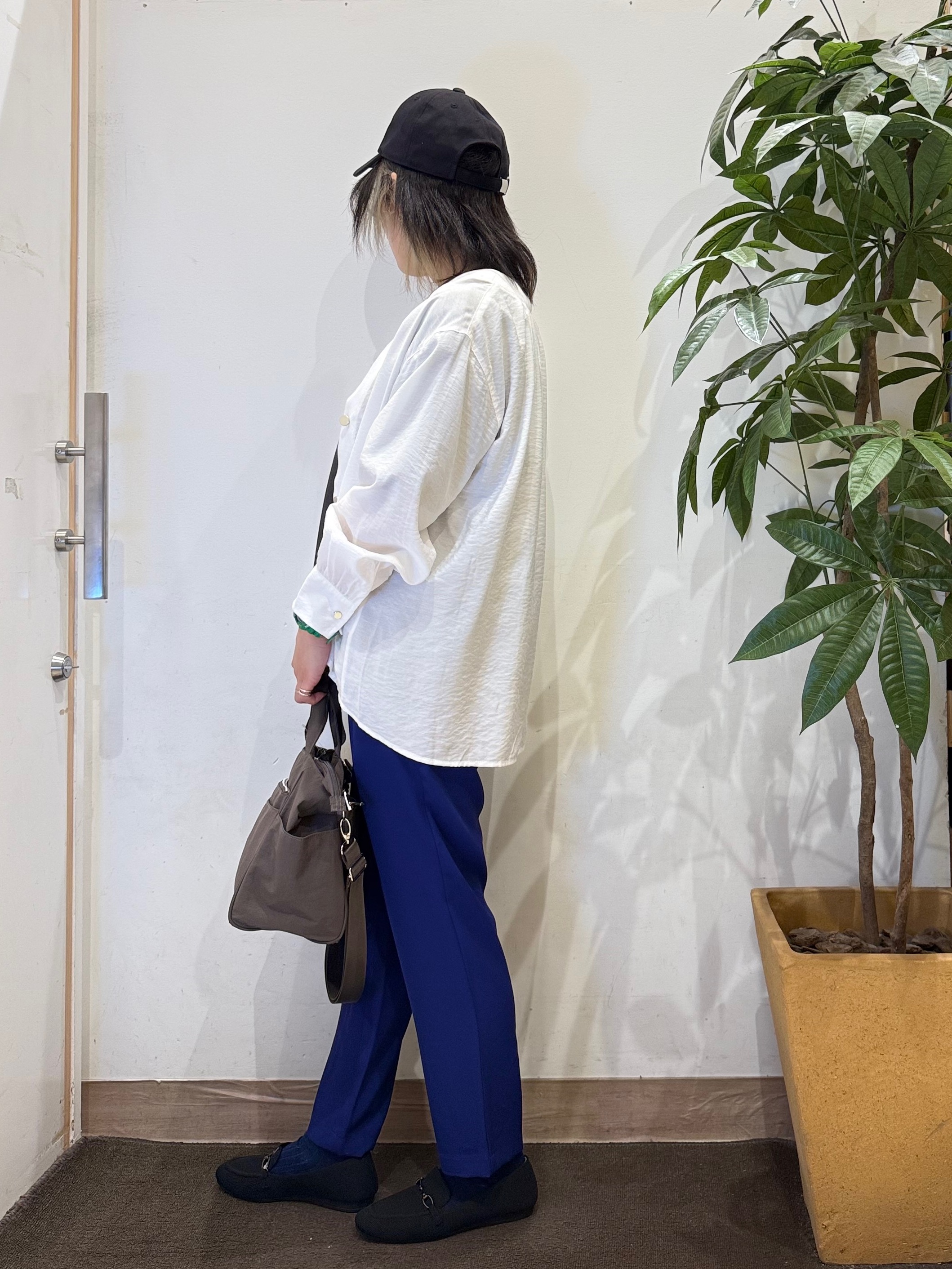 misakiさんの「SHOO･LA･RUE｜【S-LL/体型カバー/Aライン】身体のラインを拾いにくい シアーシャツカーディガン」を使ったコーディネート