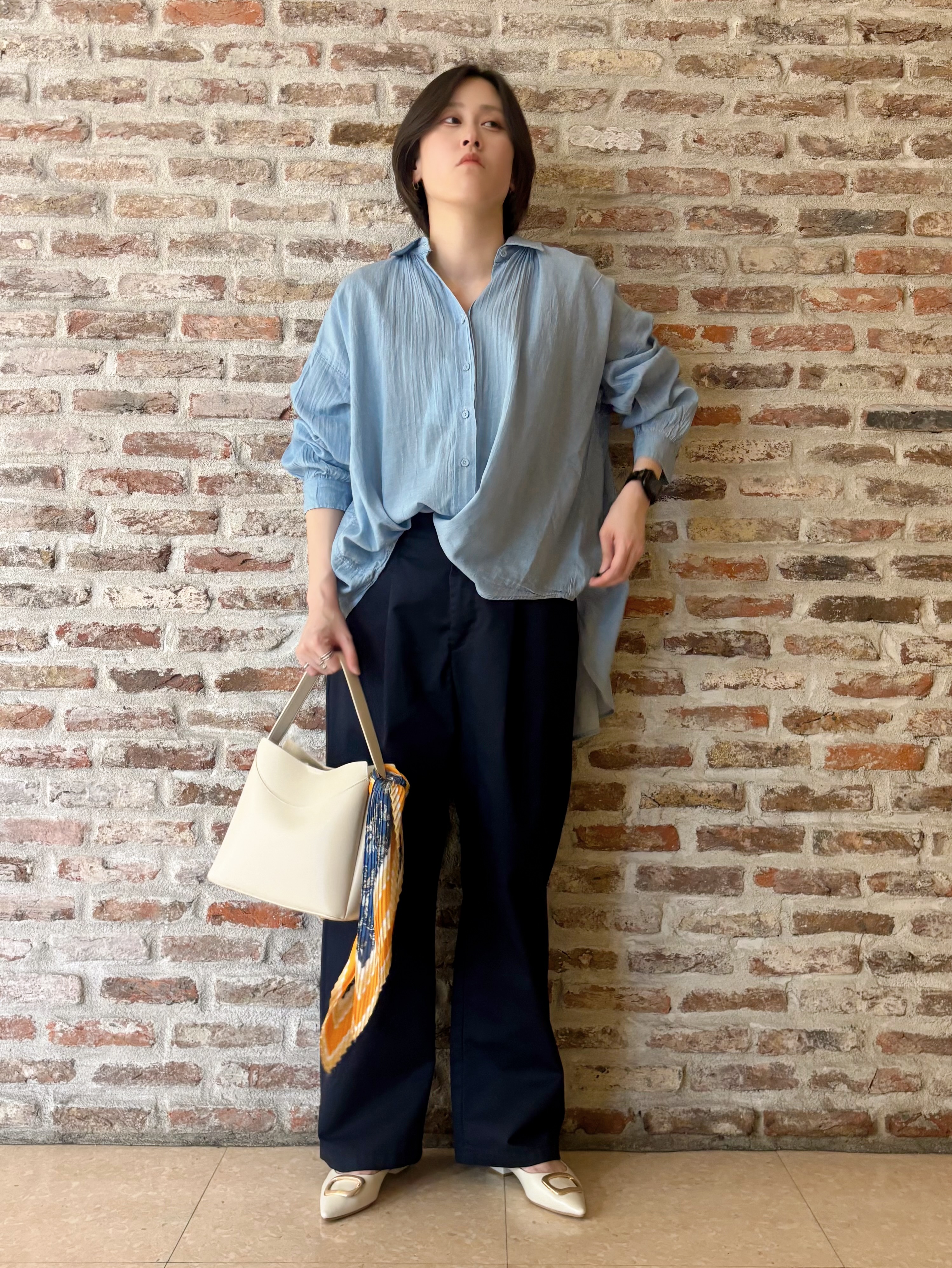 しばさんの「THE SHOP TK｜軽やかでエアリー シアーデニムシャツ」を使ったコーディネート