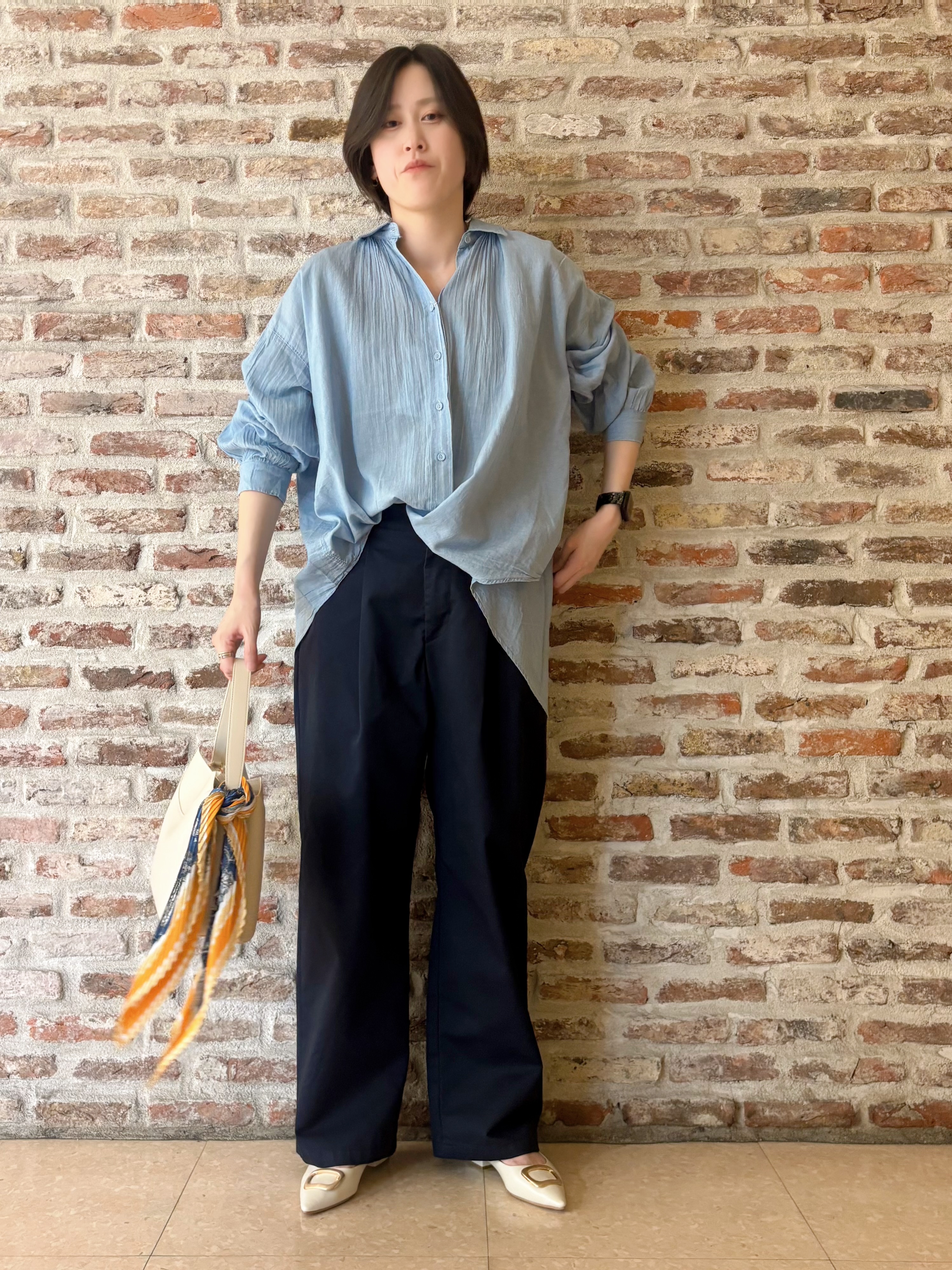 しばさんの「THE SHOP TK｜軽やかでエアリー シアーデニムシャツ」を使ったコーディネート