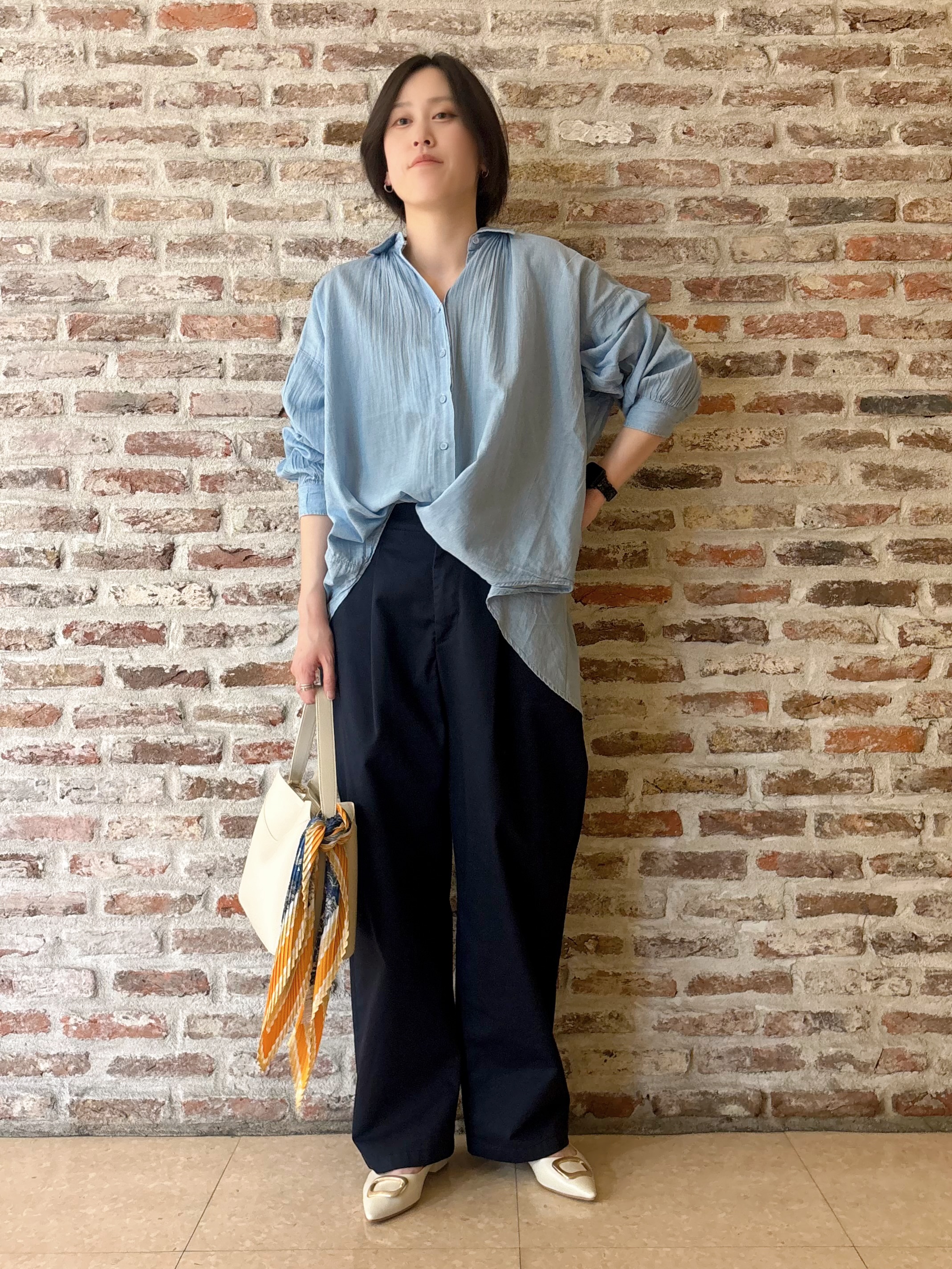 しばさんの「THE SHOP TK｜軽やかでエアリー シアーデニムシャツ」を使ったコーディネート