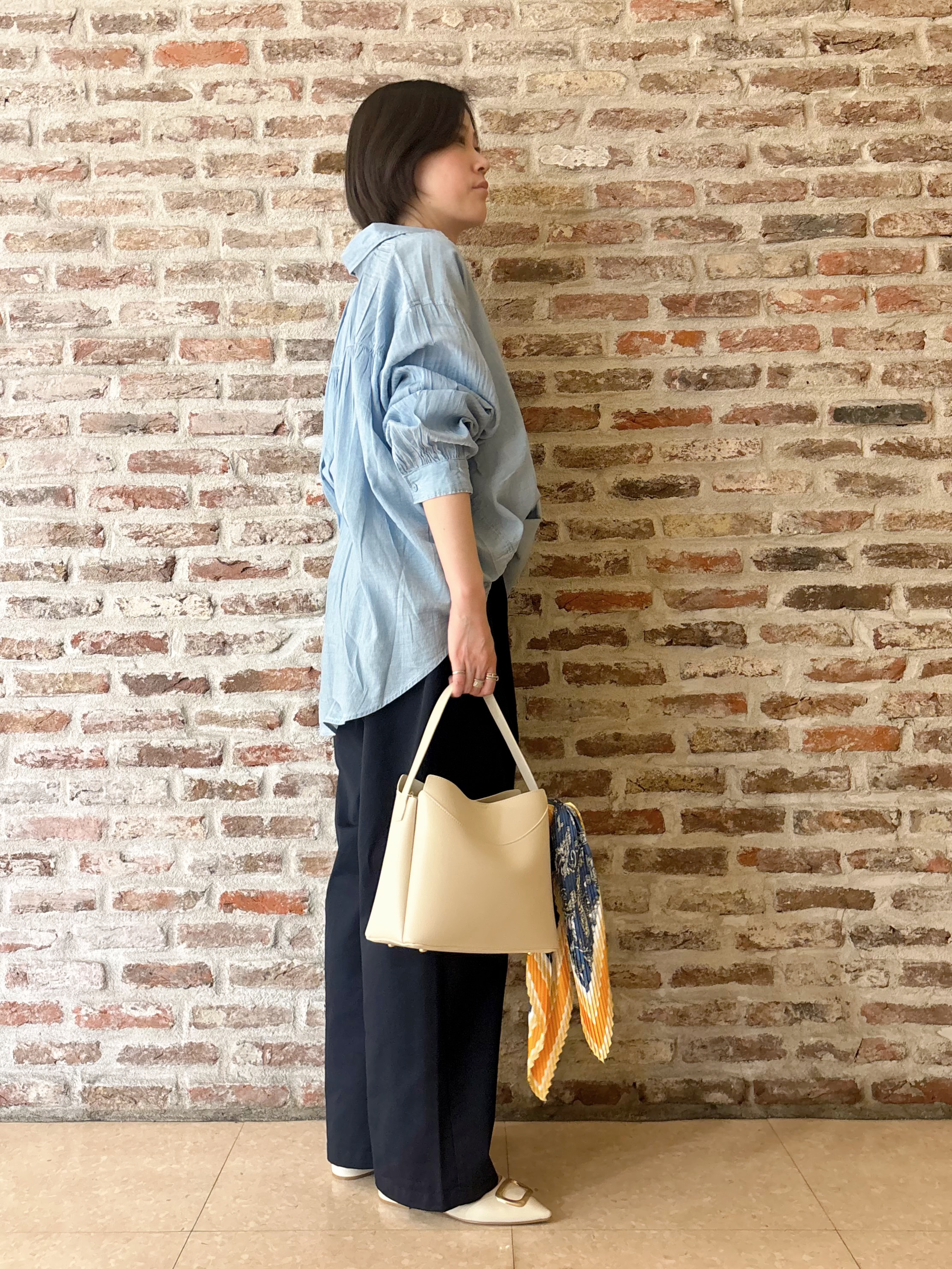しばさんの「THE SHOP TK｜軽やかでエアリー シアーデニムシャツ」を使ったコーディネート