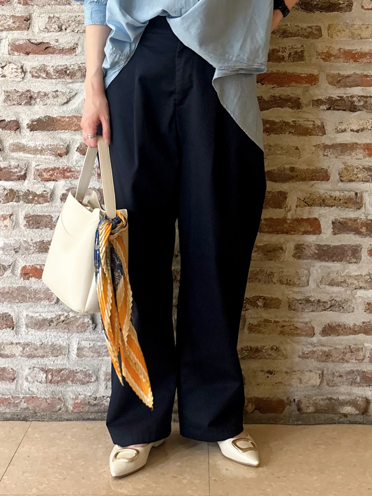しばさんの「THE SHOP TK｜軽やかでエアリー シアーデニムシャツ」を使ったコーディネート