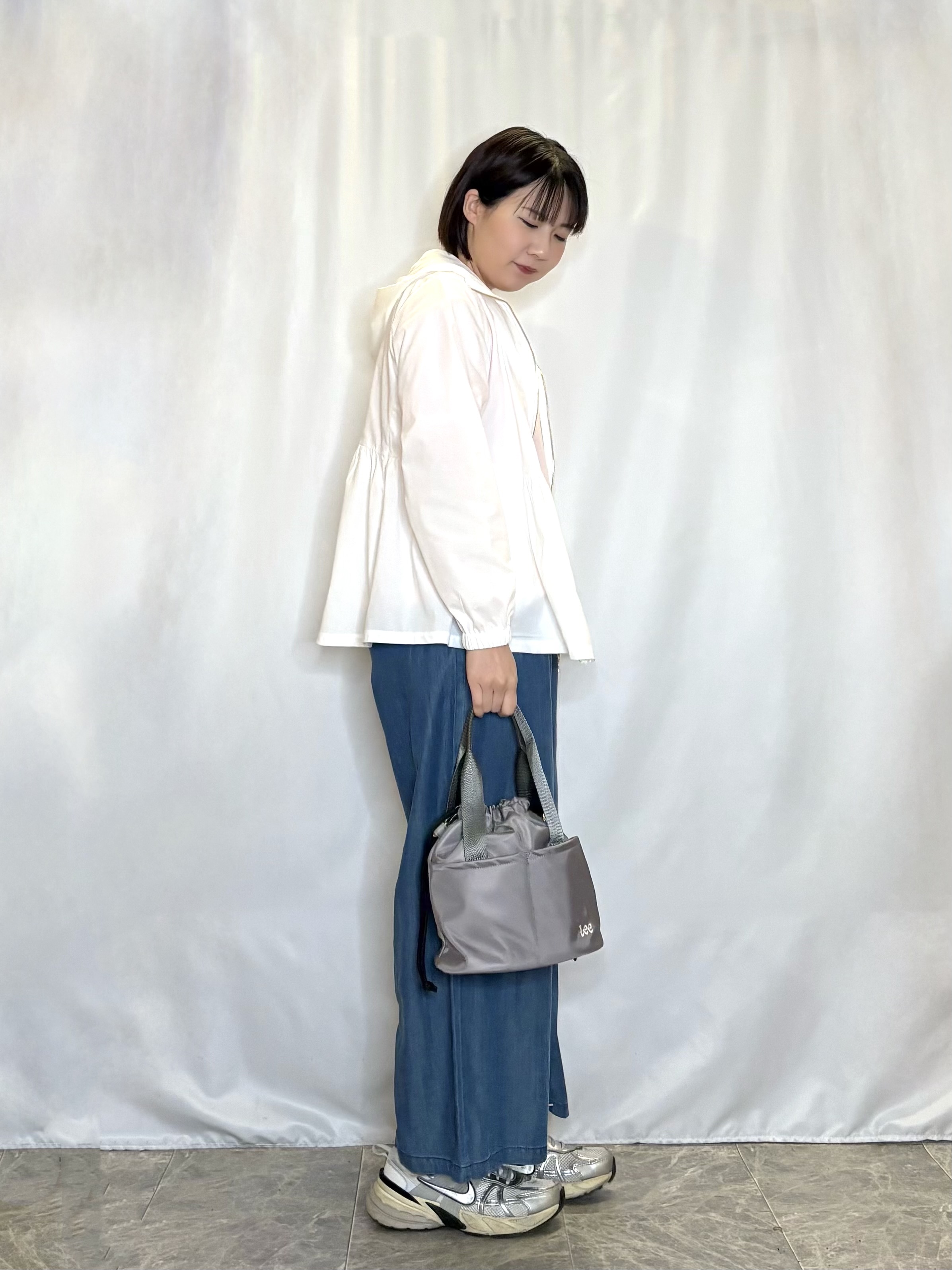 ネリさんの「SHOO･LA･RUE｜【ひんやり/S-LL/体型カバー】ペプラムフリルとゴールドパーツが女性らしい UVパーカ」を使ったコーディネート