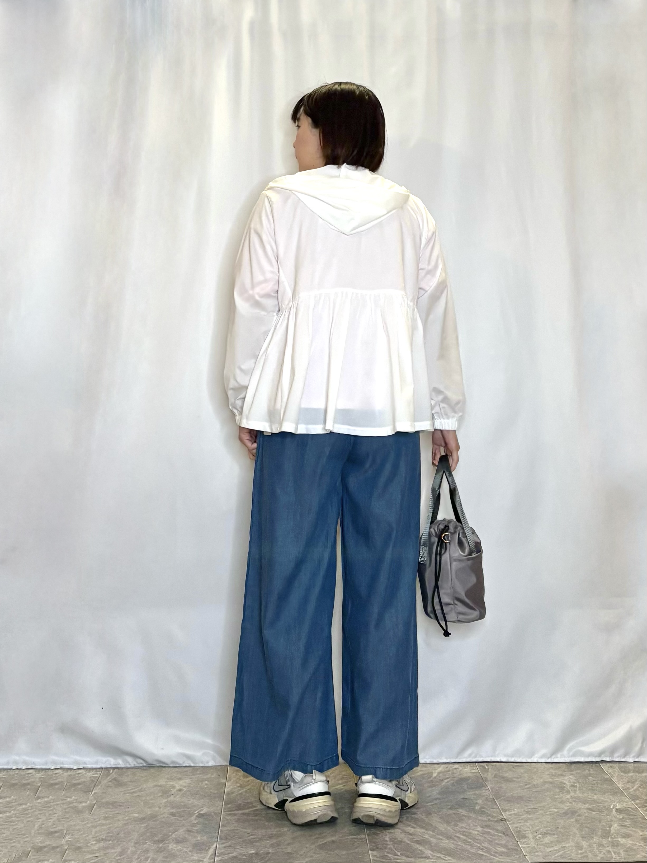 ネリさんの「SHOO･LA･RUE｜【ひんやり/S-LL/体型カバー】ペプラムフリルとゴールドパーツが女性らしい UVパーカ」を使ったコーディネート