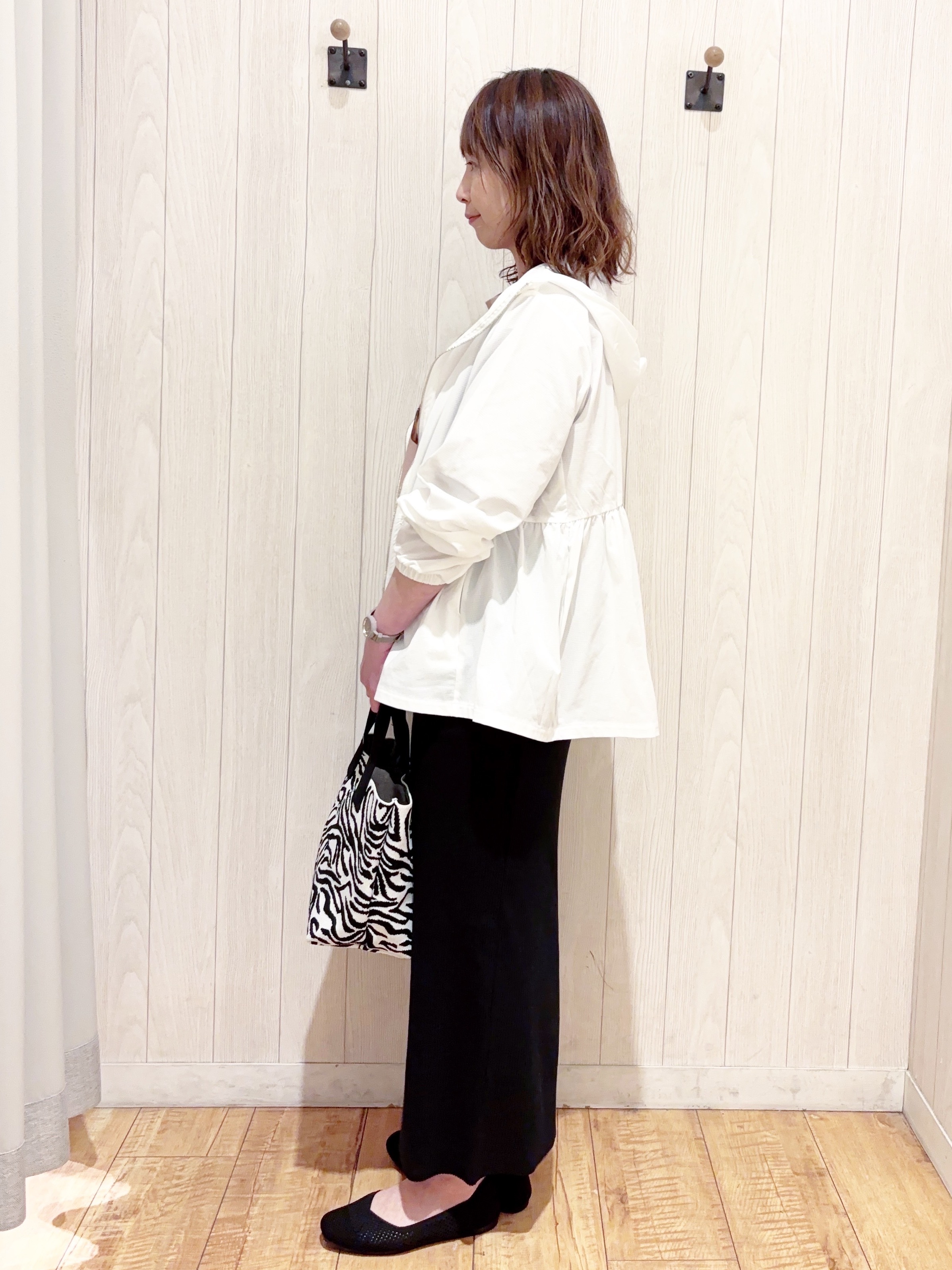 あいこさんの「SHOO･LA･RUE｜【ひんやり/S-LL/体型カバー】ペプラムフリルとゴールドパーツが女性らしい UVパーカ」を使ったコーディネート