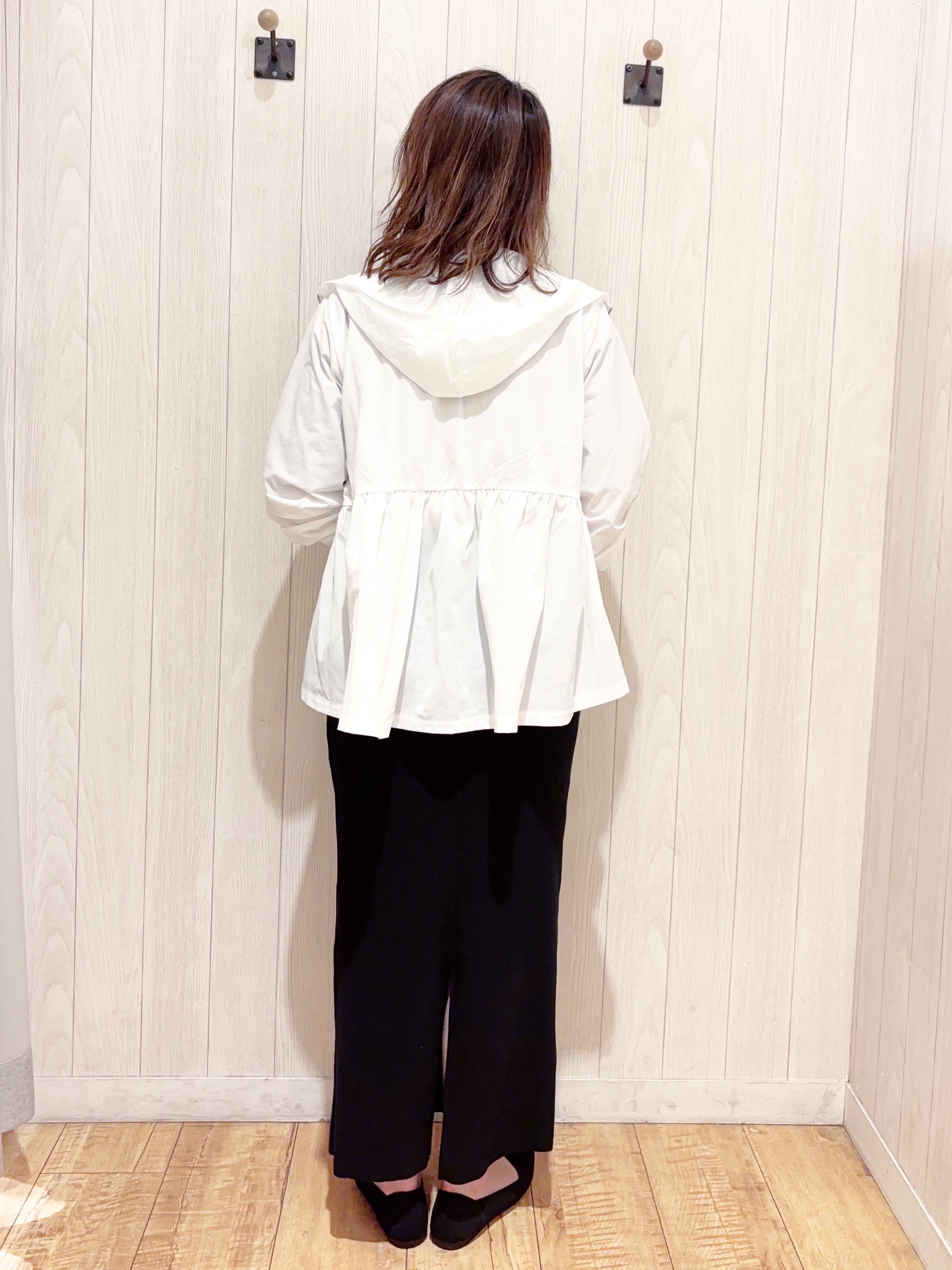 あいこさんの「SHOO･LA･RUE｜【ひんやり/S-LL/体型カバー】ペプラムフリルとゴールドパーツが女性らしい UVパーカ」を使ったコーディネート
