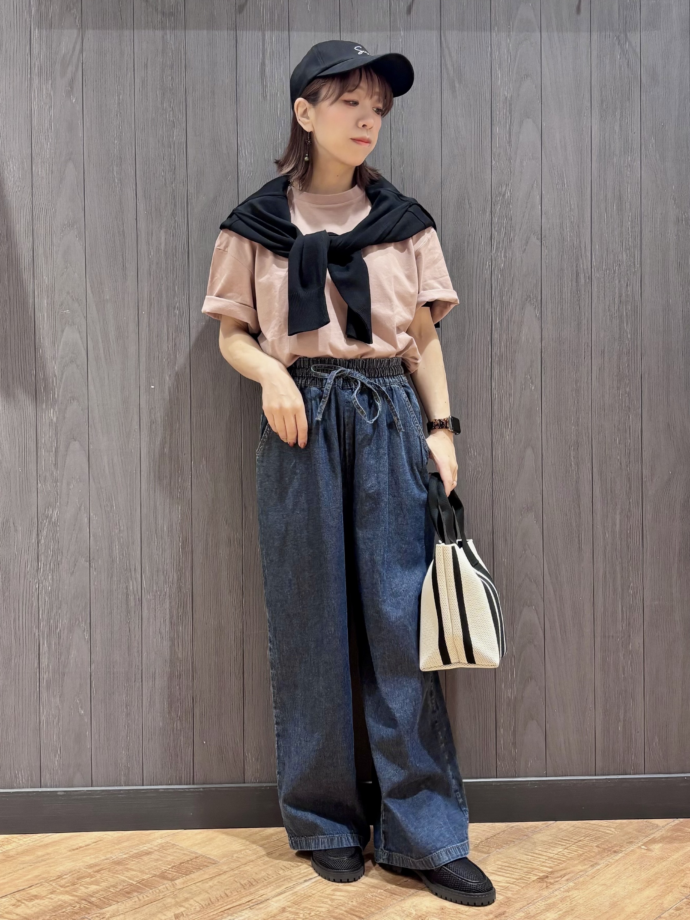 meiさんの「SHOO･LA･RUE｜【洗濯機可/ひんやり/UV】さらっとしたタッチが心地よい ショート丈 Vネックカーディガン」を使ったコーディネート