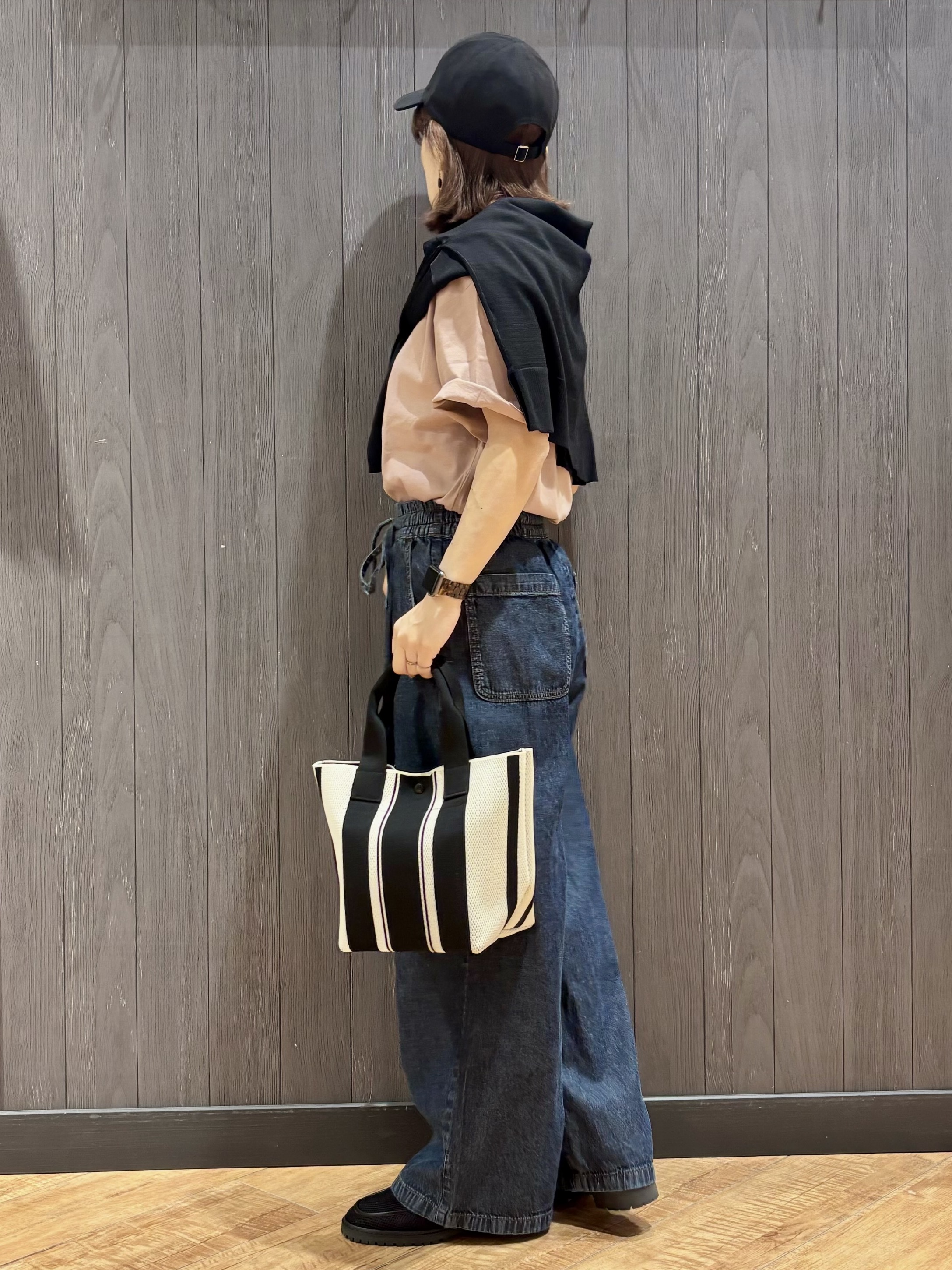 meiさんの「SHOO･LA･RUE｜【洗濯機可/ひんやり/UV】さらっとしたタッチが心地よい ショート丈 Vネックカーディガン」を使ったコーディネート