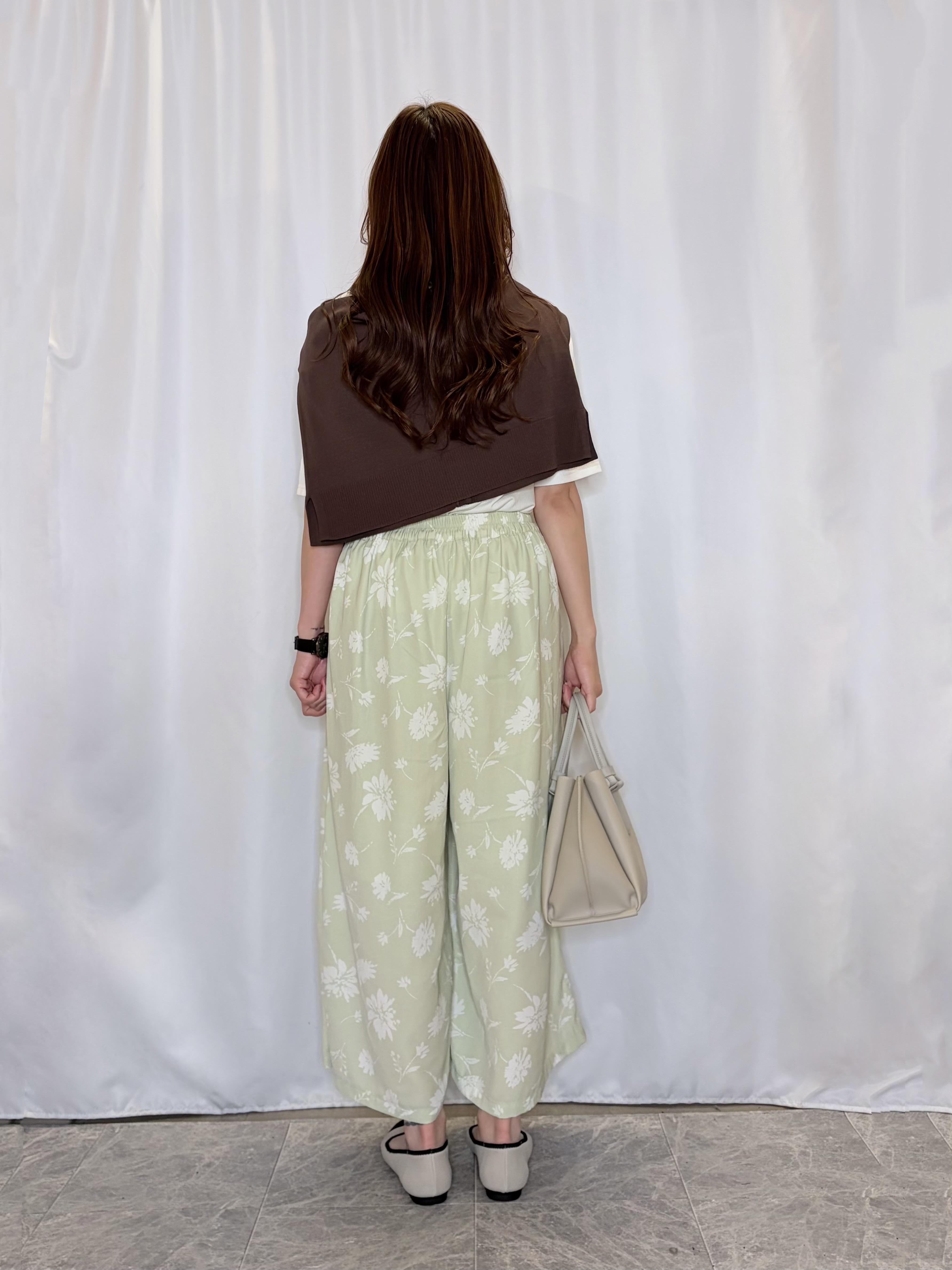 おうめさんの「SHOO･LA･RUE｜【洗濯機可/ひんやり/UV】さらっとしたタッチが心地よい ショート丈 Vネックカーディガン」を使ったコーディネート