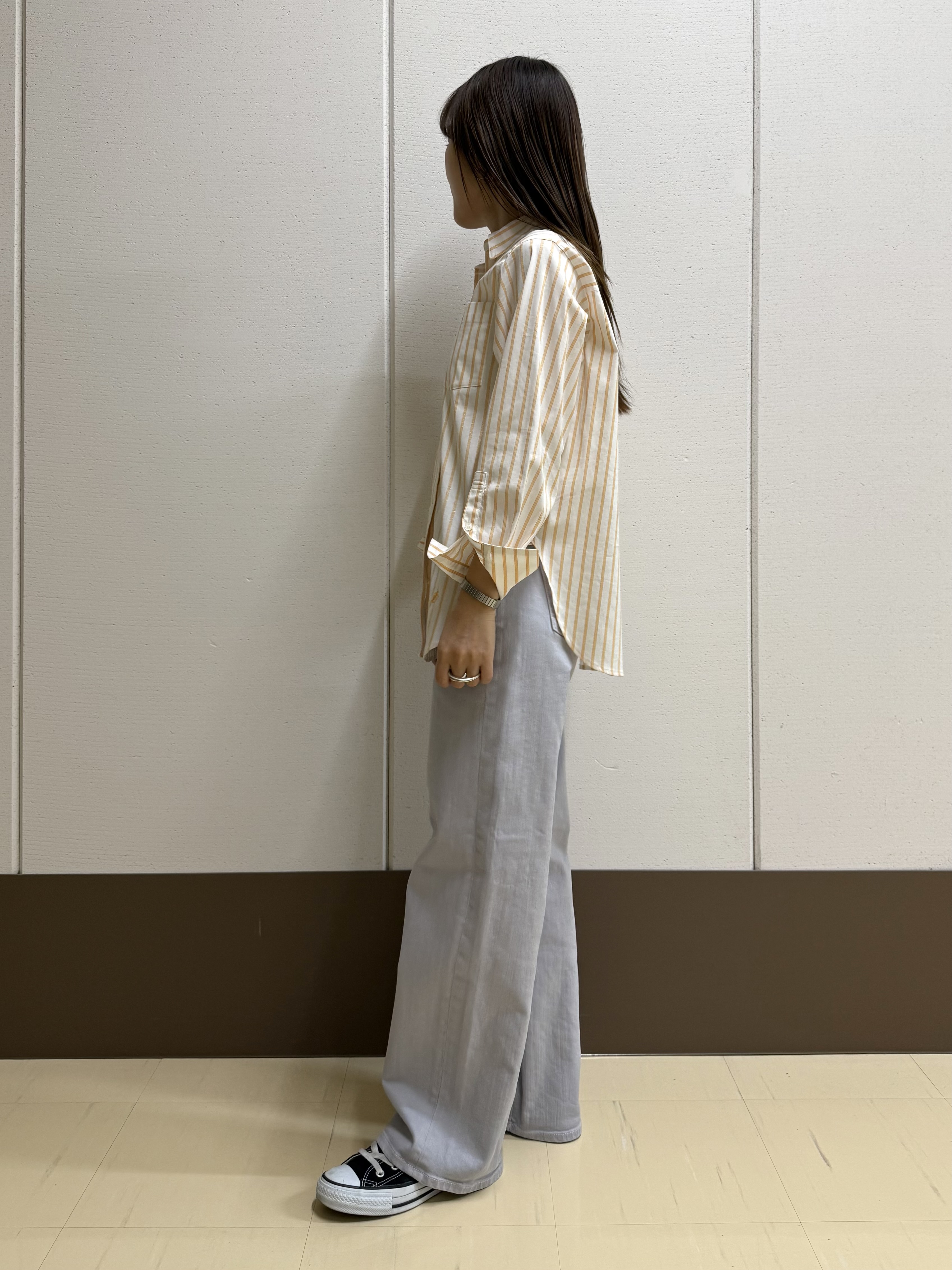 mamiさんの「INDIVI｜【褒められデニム】ワイドストレート デニムパンツ」を使ったコーディネート