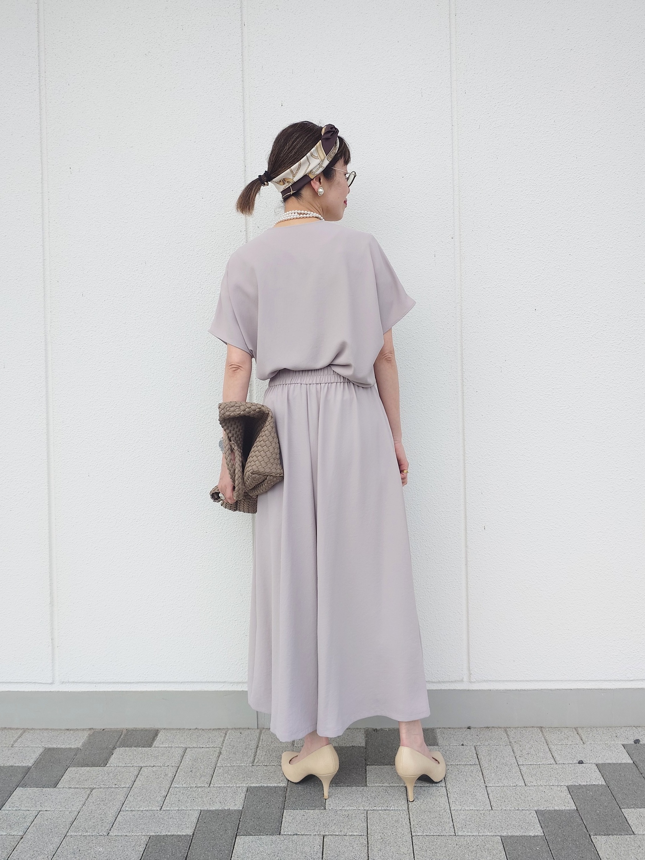 MUTSUKOさんの「UNTITLED｜【UV/接触冷感/セットアップ可】リラクシーキーVネックブラウス」を使ったコーディネート