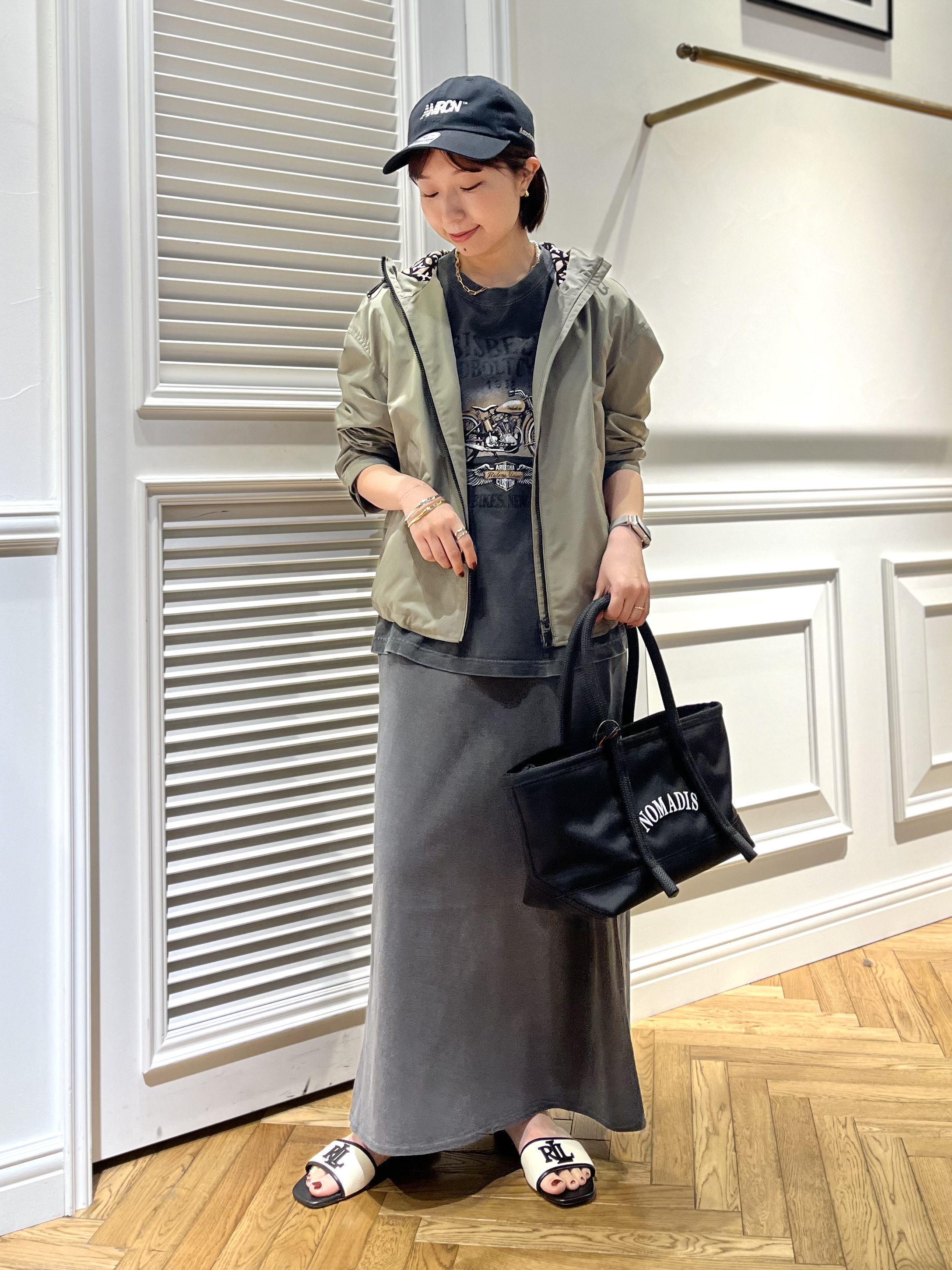 つじ まこさんの「DRESSTERIOR｜【ウォッシャブル/撥水素材】撥水ツイル マウンテンパーカー」を使ったコーディネート