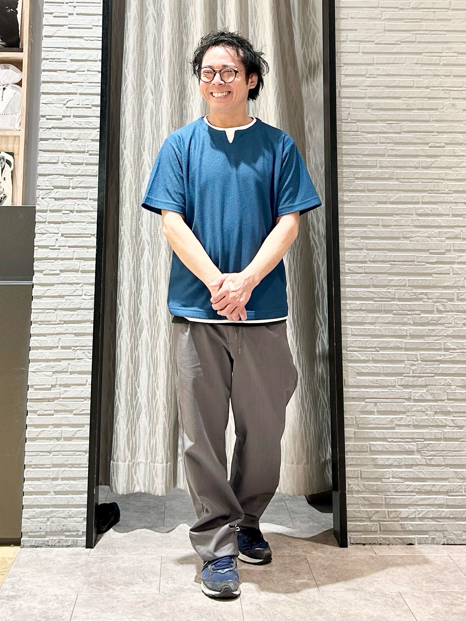 KENJI Iさんの「THE SHOP TK｜【一枚でコーディネートが完成！】レイヤード風 キーネック 半袖Tシャツ 洗濯機OK」を使ったコーディネート