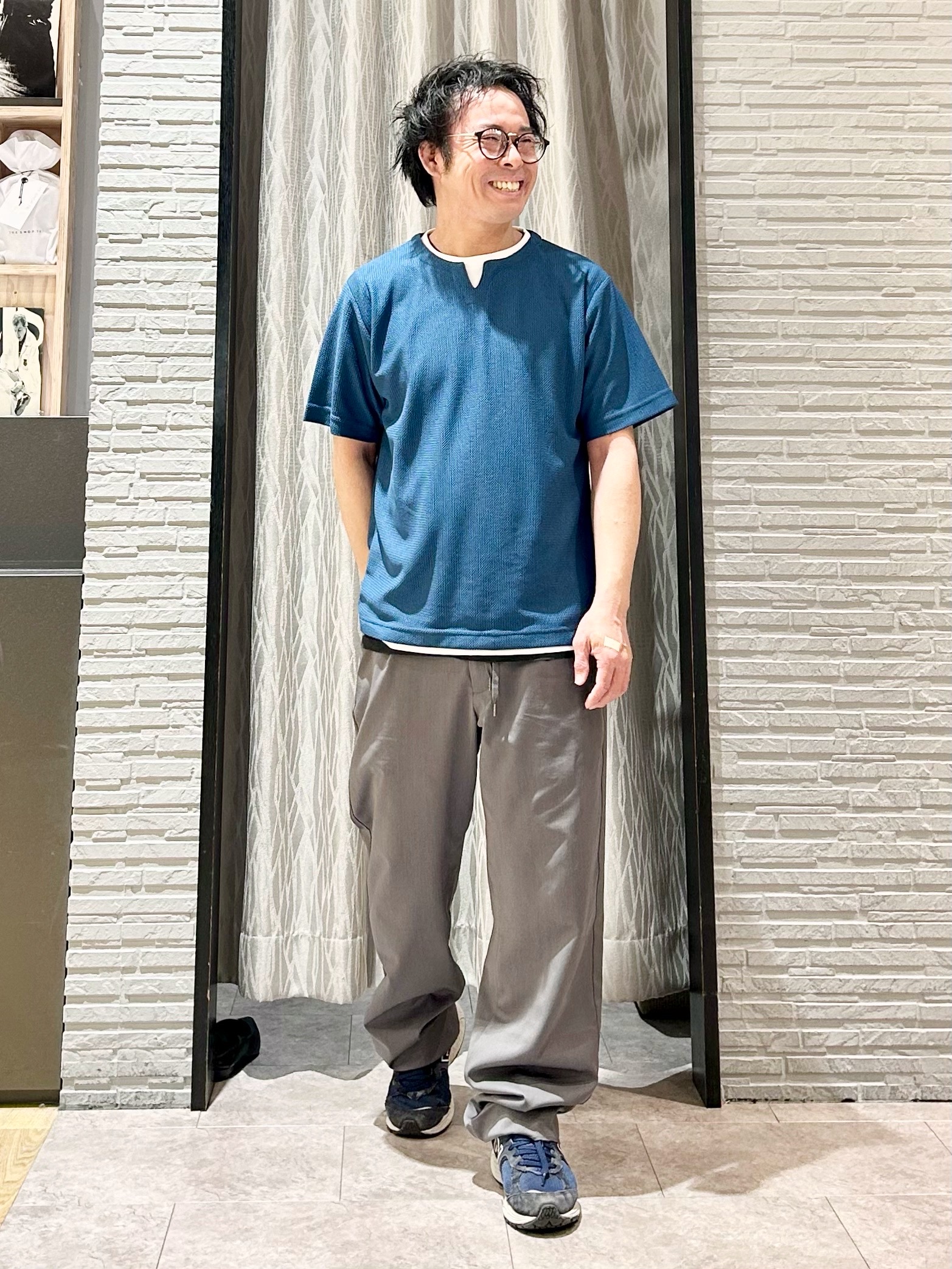 KENJI Iさんの「THE SHOP TK｜【一枚でコーディネートが完成！】レイヤード風 キーネック 半袖Tシャツ 洗濯機OK」を使ったコーディネート