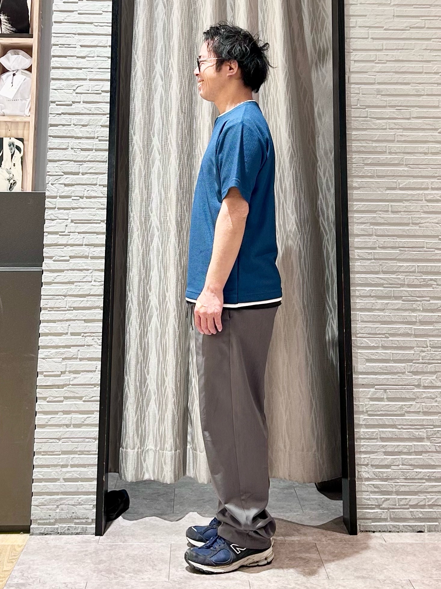 KENJI Iさんの「THE SHOP TK｜【一枚でコーディネートが完成！】レイヤード風 キーネック 半袖Tシャツ 洗濯機OK」を使ったコーディネート