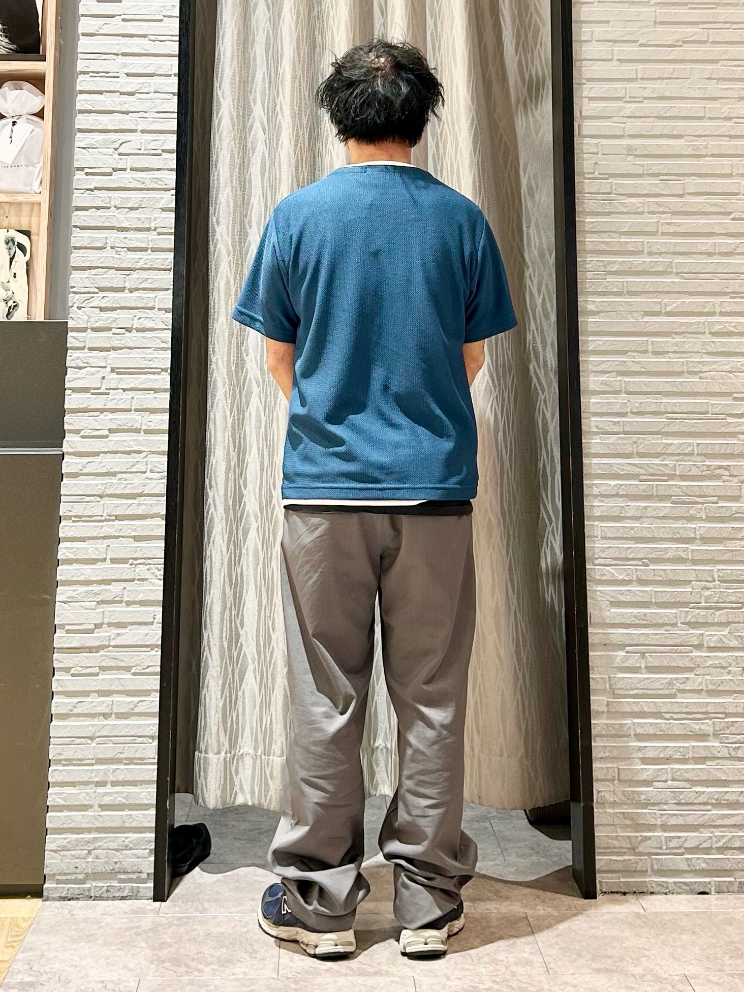 KENJI Iさんの「THE SHOP TK｜【一枚でコーディネートが完成！】レイヤード風 キーネック 半袖Tシャツ 洗濯機OK」を使ったコーディネート