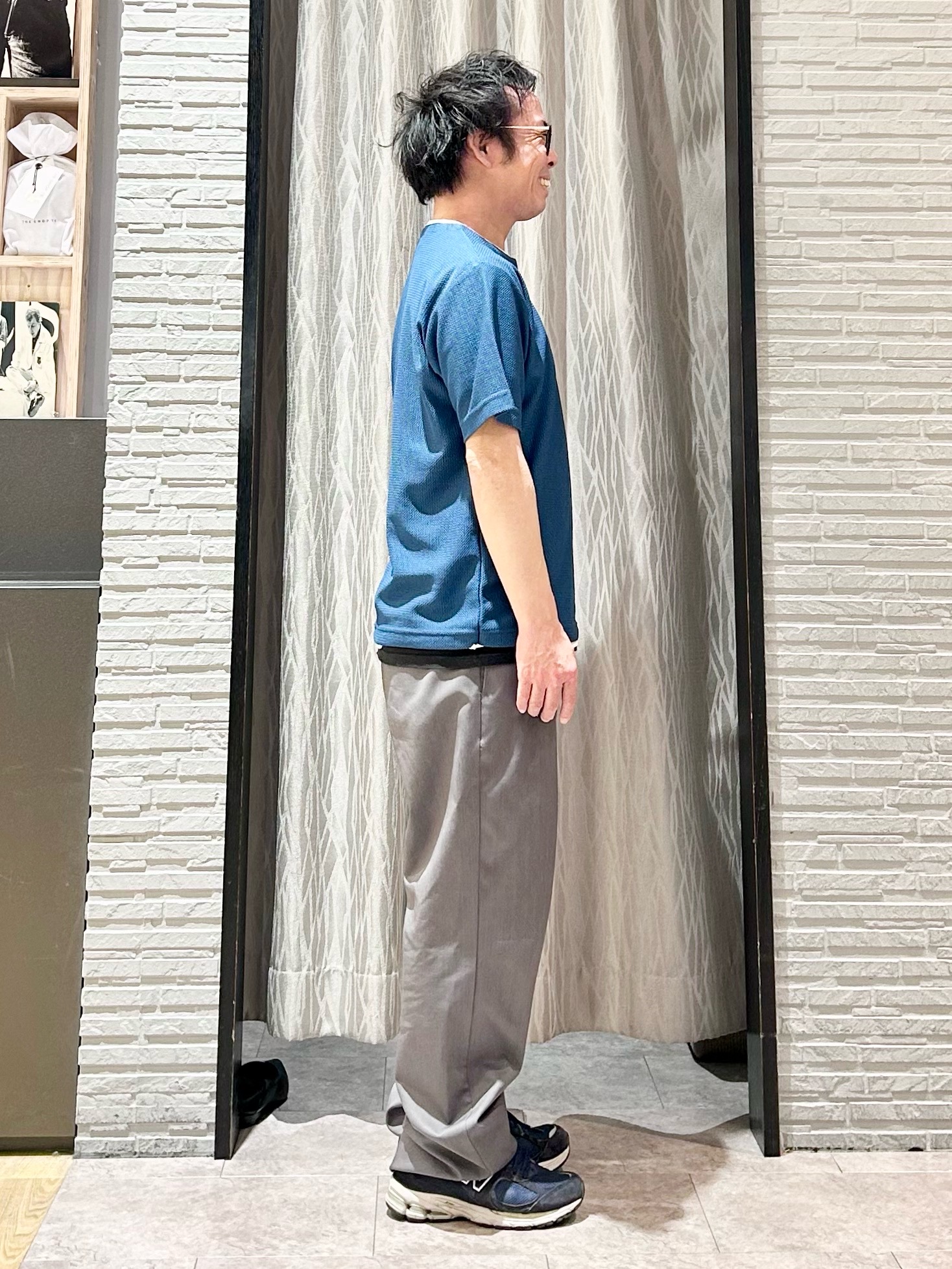 KENJI Iさんの「THE SHOP TK｜【一枚でコーディネートが完成！】レイヤード風 キーネック 半袖Tシャツ 洗濯機OK」を使ったコーディネート