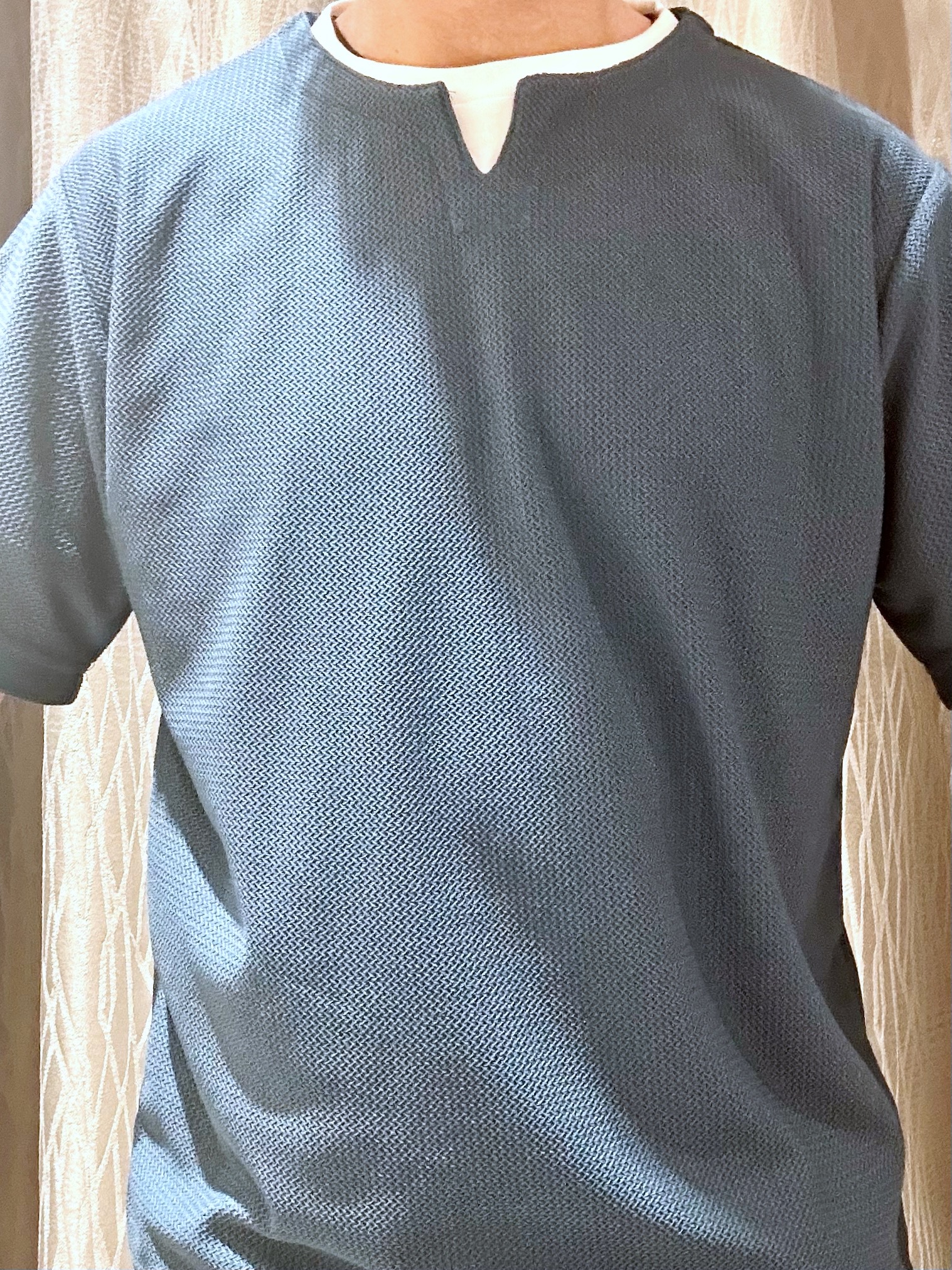KENJI Iさんの「THE SHOP TK｜【一枚でコーディネートが完成！】レイヤード風 キーネック 半袖Tシャツ 洗濯機OK」を使ったコーディネート