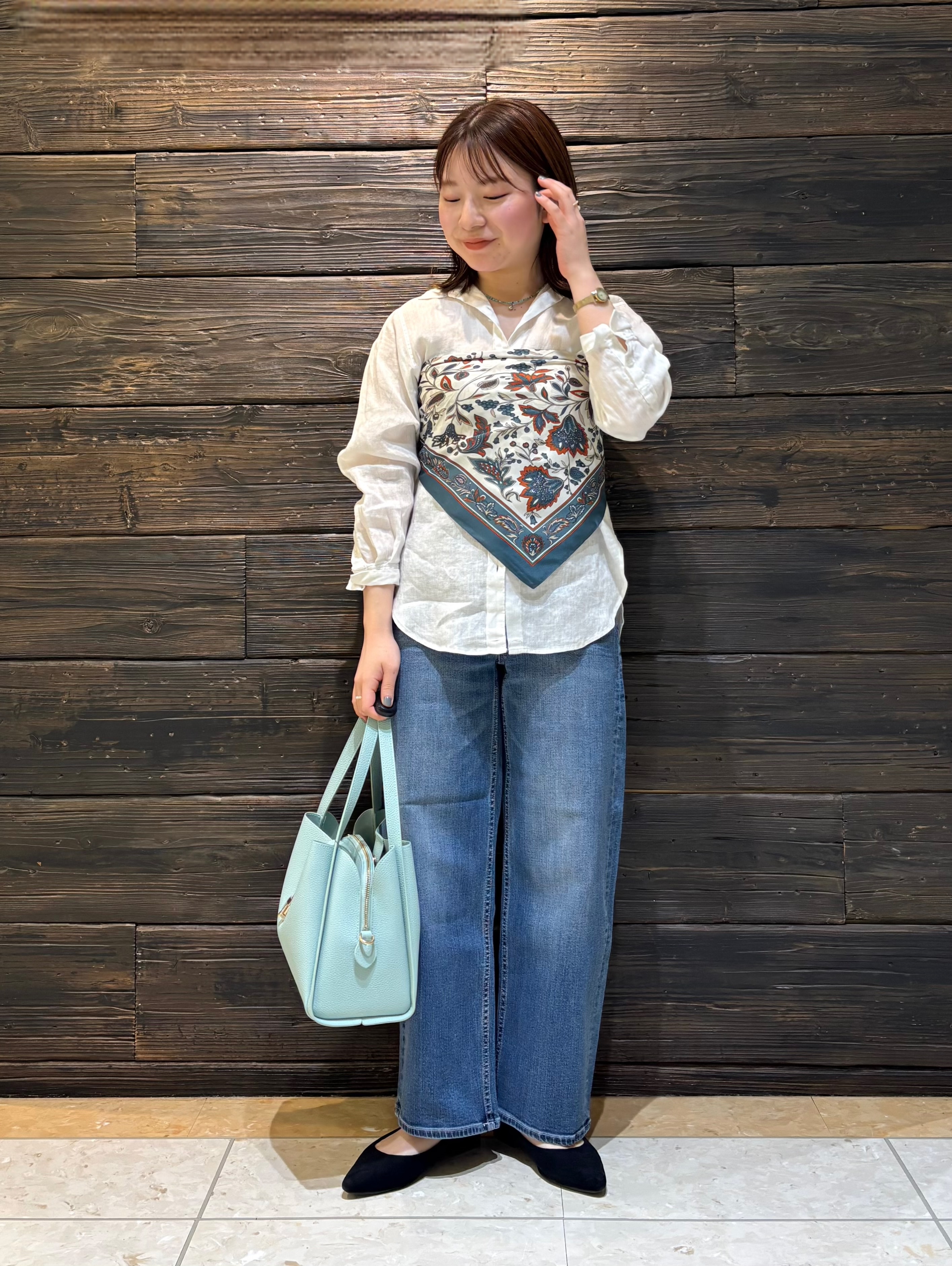 sakuさんの「INDIVI｜【褒められデニム】ワイドストレート デニムパンツ」を使ったコーディネート