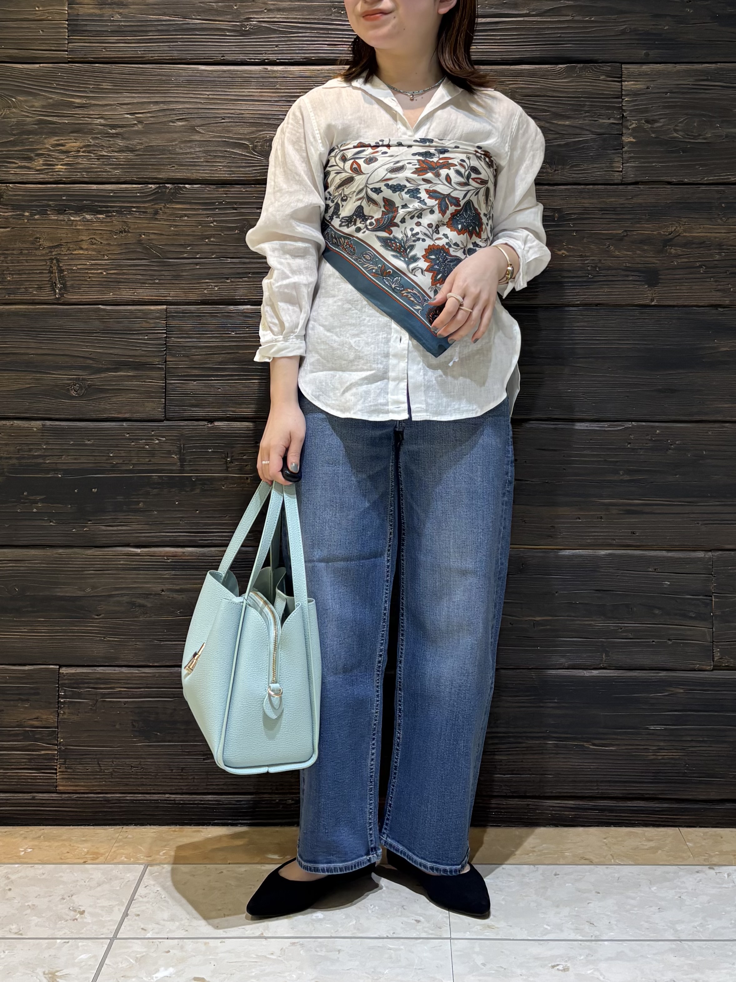 sakuさんの「INDIVI｜【褒められデニム】ワイドストレート デニムパンツ」を使ったコーディネート