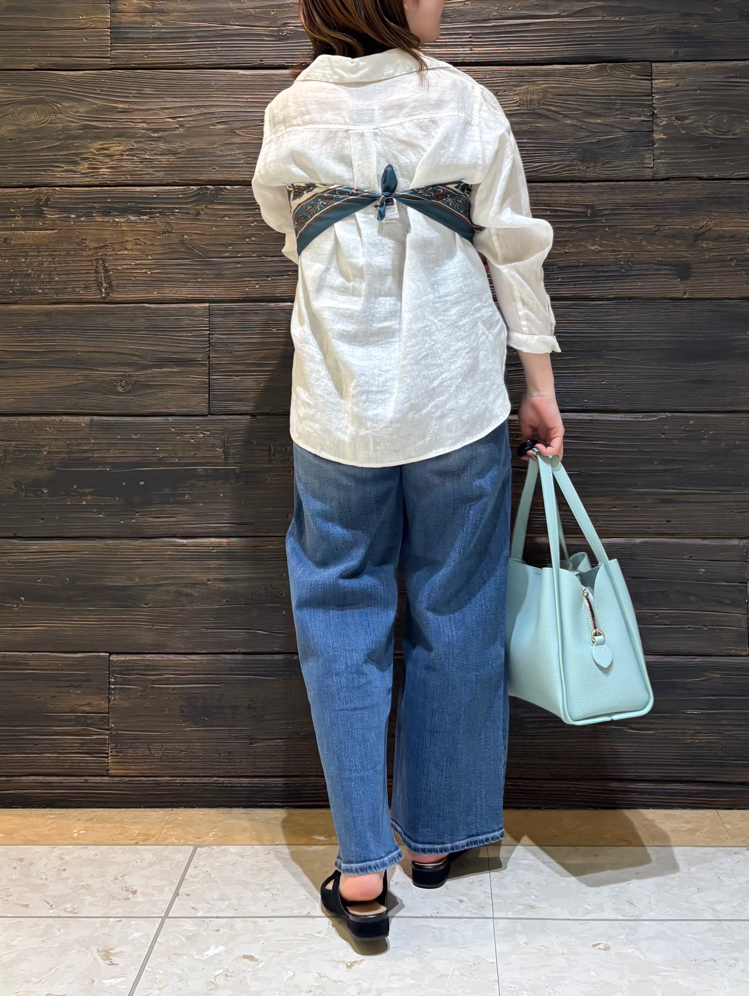 sakuさんの「INDIVI｜【褒められデニム】ワイドストレート デニムパンツ」を使ったコーディネート