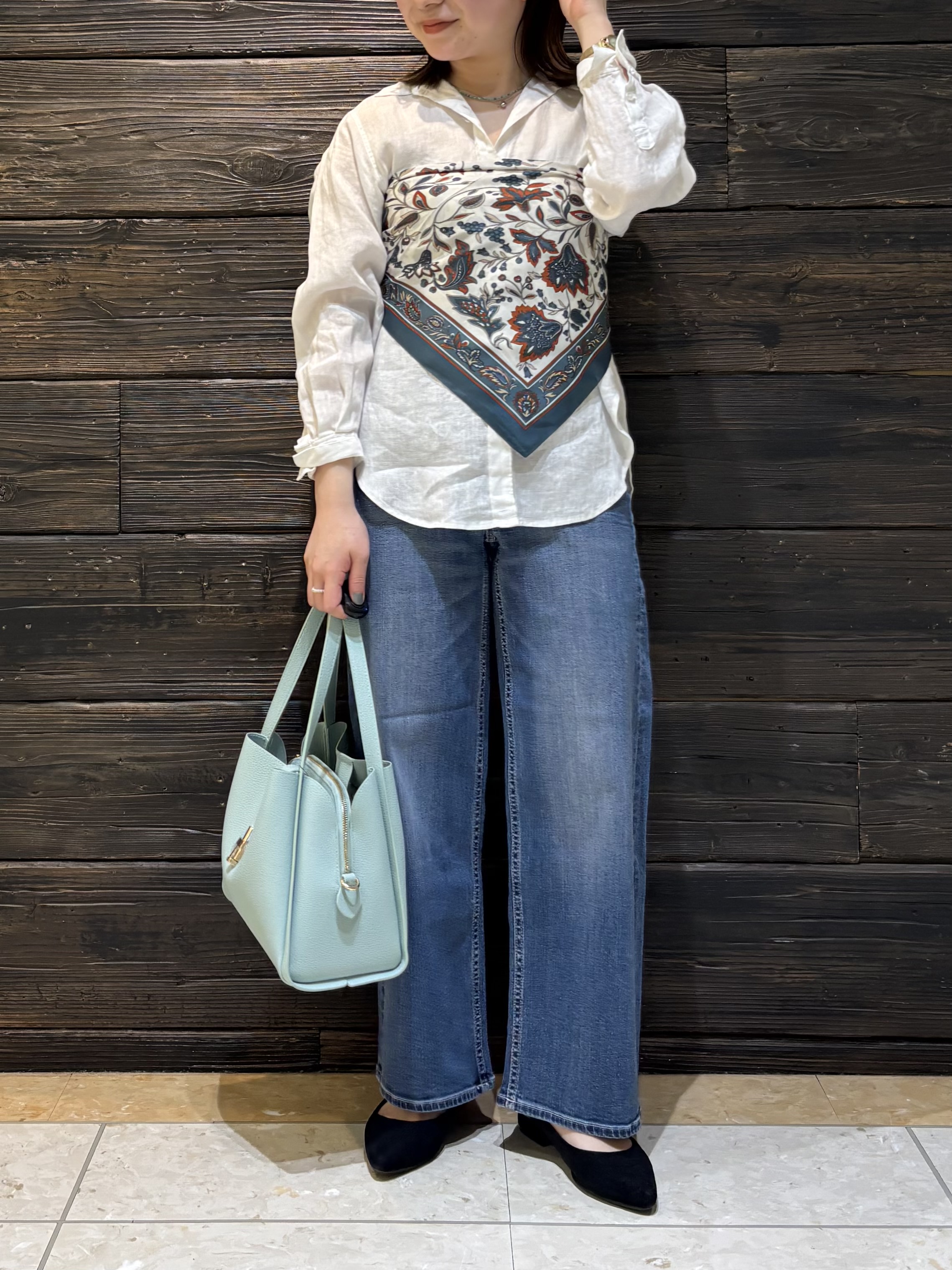 sakuさんの「INDIVI｜【褒められデニム】ワイドストレート デニムパンツ」を使ったコーディネート