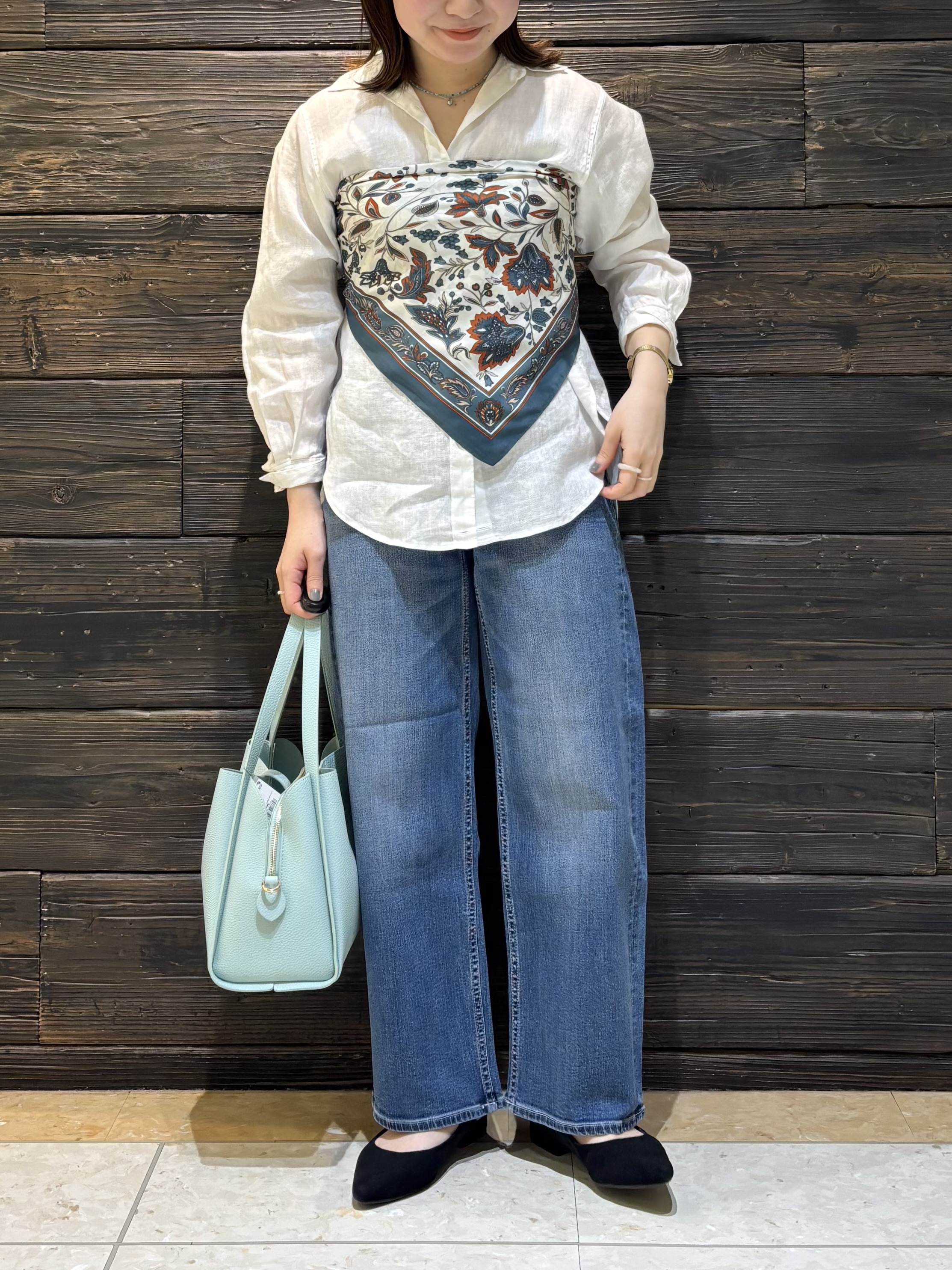 sakuさんの「INDIVI｜【褒められデニム】ワイドストレート デニムパンツ」を使ったコーディネート