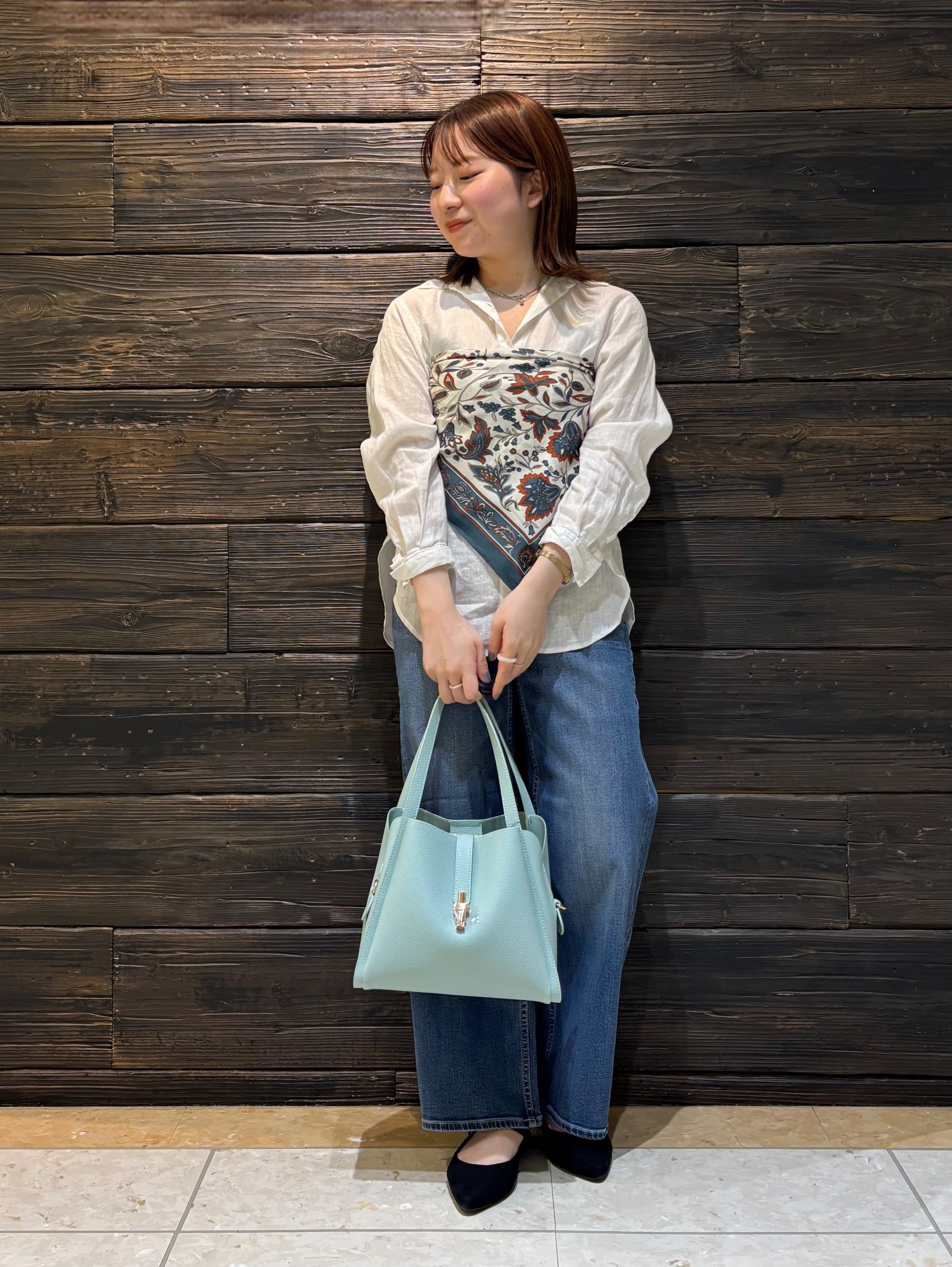 sakuさんの「INDIVI｜【褒められデニム】ワイドストレート デニムパンツ」を使ったコーディネート