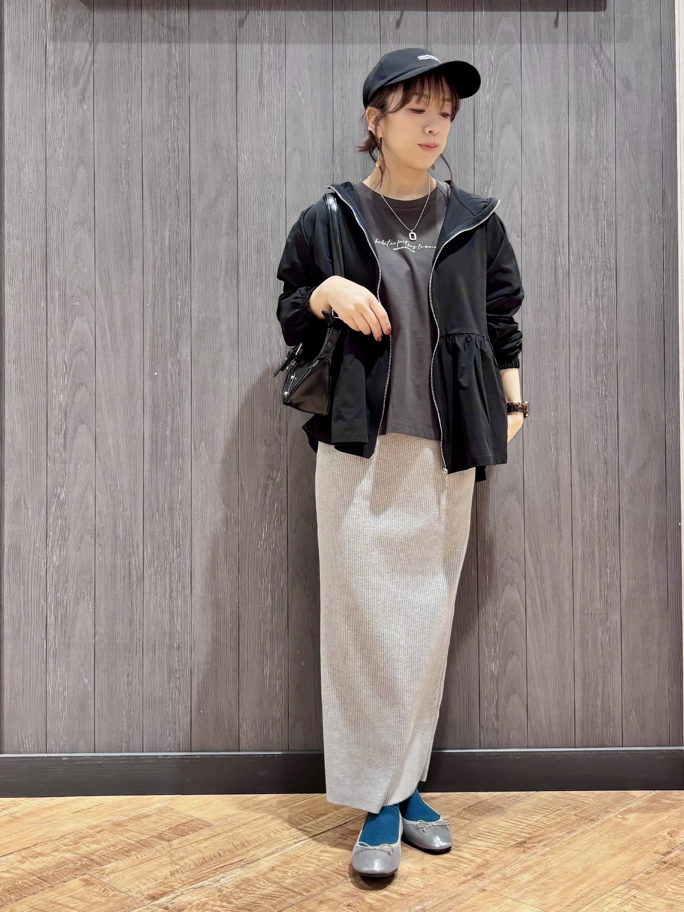 meiさんの「SHOO･LA･RUE｜【ひんやり/S-LL/体型カバー】ペプラムフリルとゴールドパーツが女性らしい UVパーカ」を使ったコーディネート