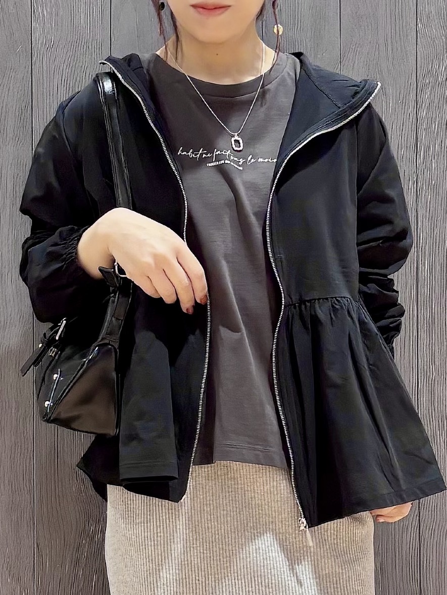 meiさんの「SHOO･LA･RUE｜【ひんやり/S-LL/体型カバー】ペプラムフリルとゴールドパーツが女性らしい UVパーカ」を使ったコーディネート